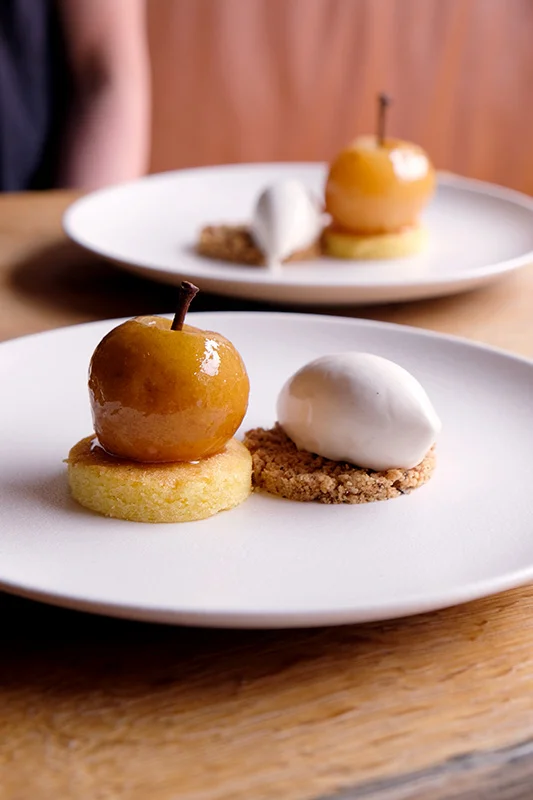 Food photography / Zanze XVI / Chef Luca Tartaglia / Dessert / Pera al Vino di Porto, gelato di Fava Tonka, Frangipane e Mandorle