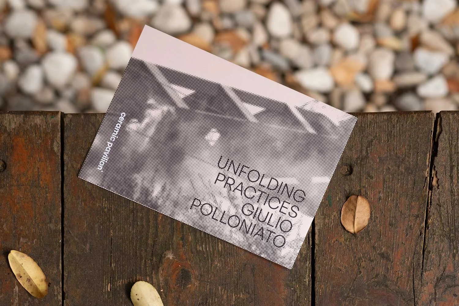 Immagine coordinata e landing page per la mostra Unfolding practices di Giulio Polloniato, un evento organizzato da Ceramic Pavilion e curato da David Parolin.
