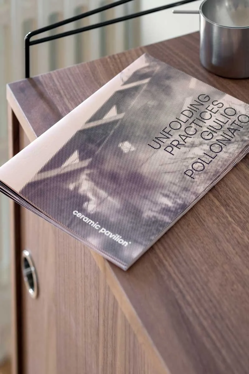 Immagine coordinata e landing page per la mostra Unfolding practices di Giulio Polloniato, un evento organizzato da Ceramic Pavilion e curato da David Parolin.