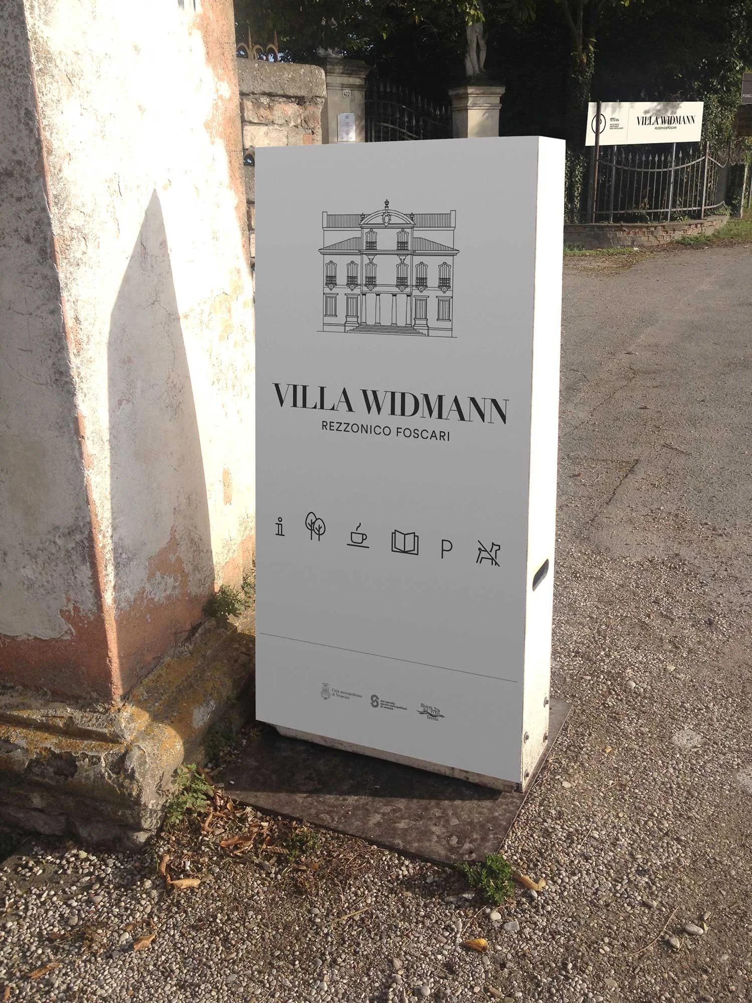 Segnaletica/Wayfinding Villa Widmann Rezzonico Foscari, Totem esterno rimovibile