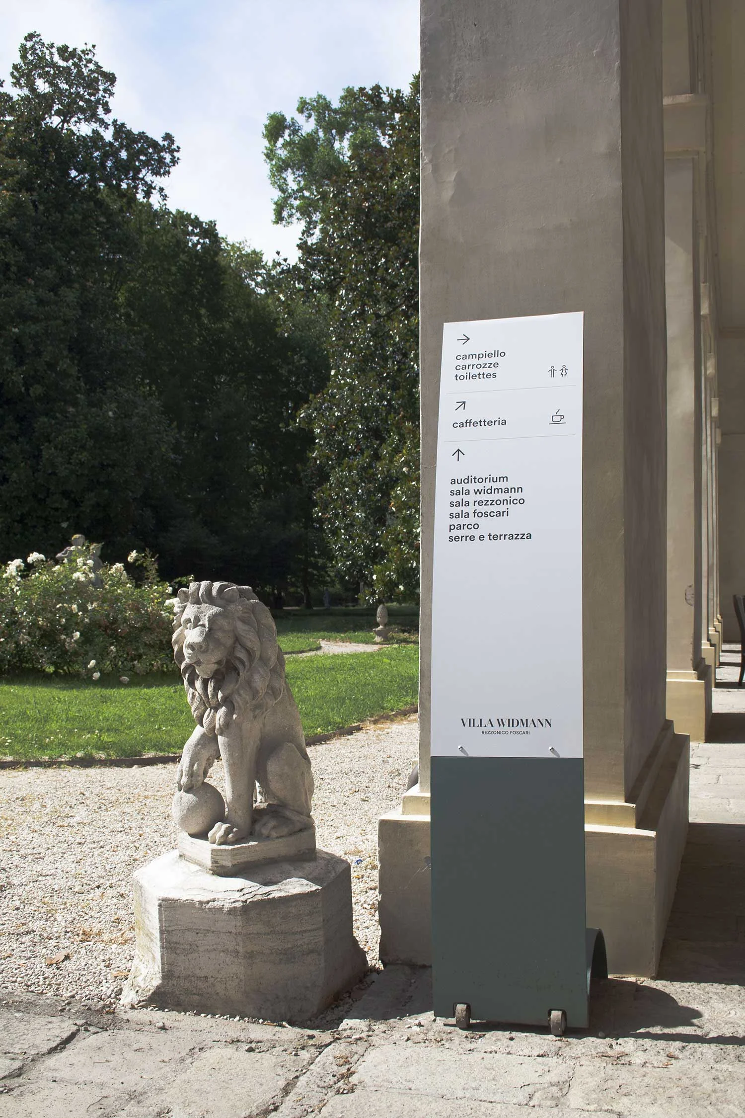 Segnaletica/Wayfinding Villa Widmann Rezzonico Foscari, Totem segnaletico