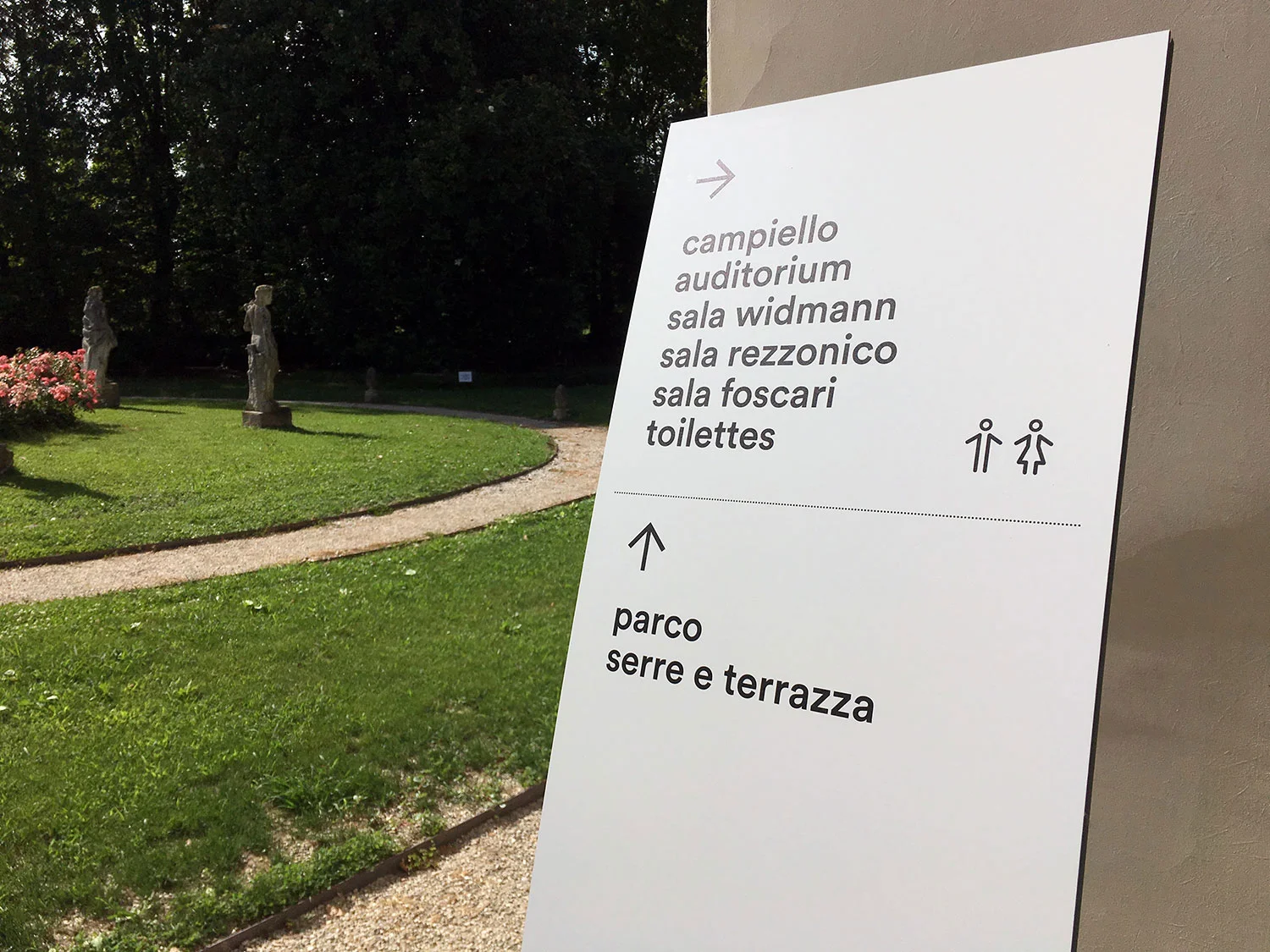 Segnaletica/Wayfinding Villa Widmann Rezzonico Foscari, Totem segnaletico