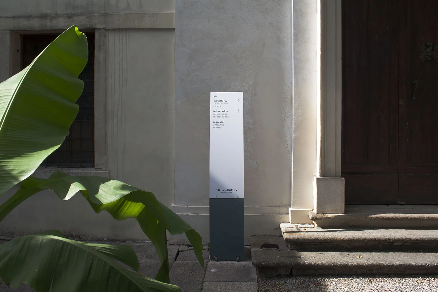 Segnaletica/Wayfinding Villa Widmann Rezzonico Foscari, Totem segnaletico