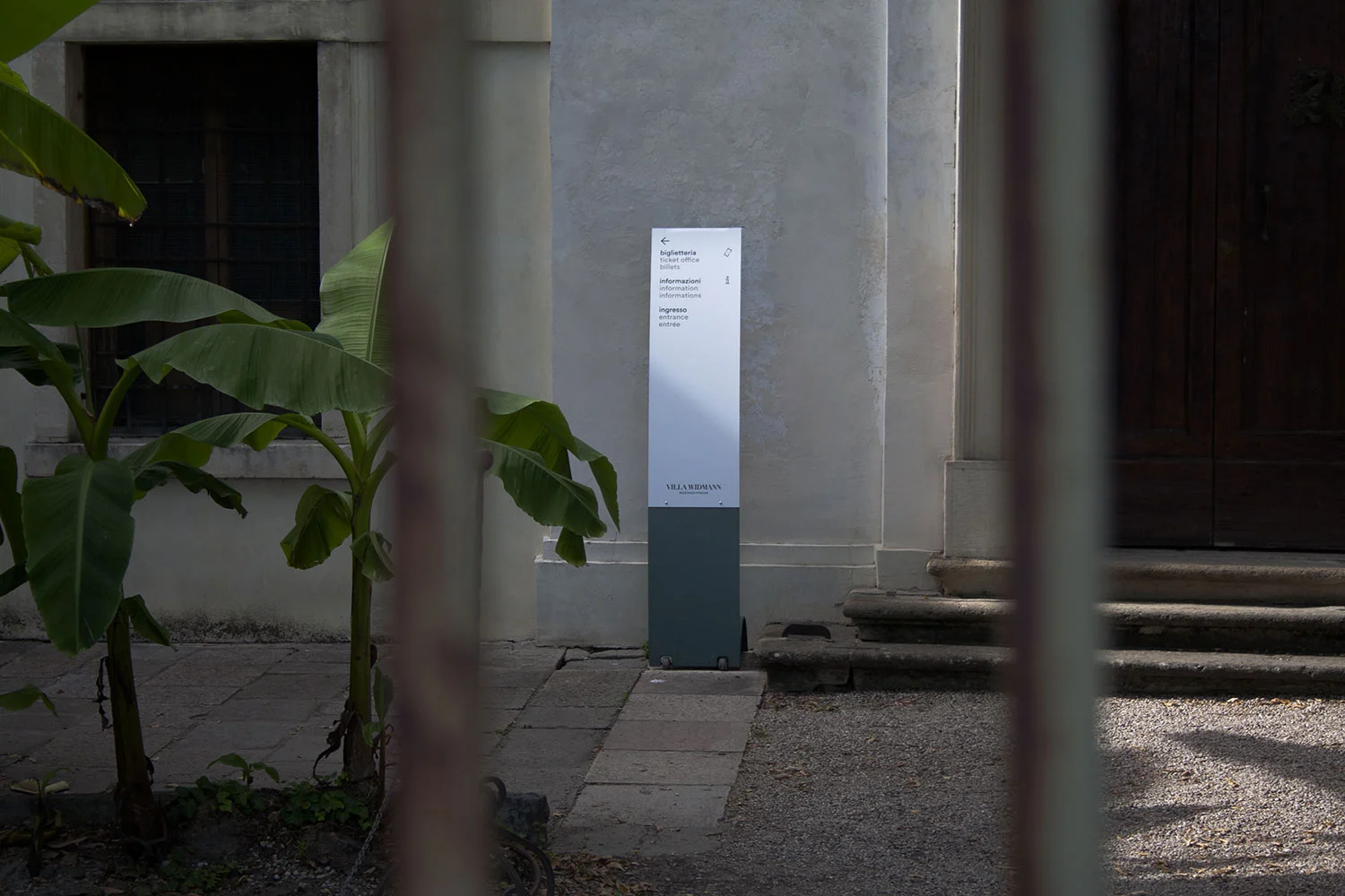 Segnaletica/Wayfinding Villa Widmann Rezzonico Foscari, Totem segnaletico