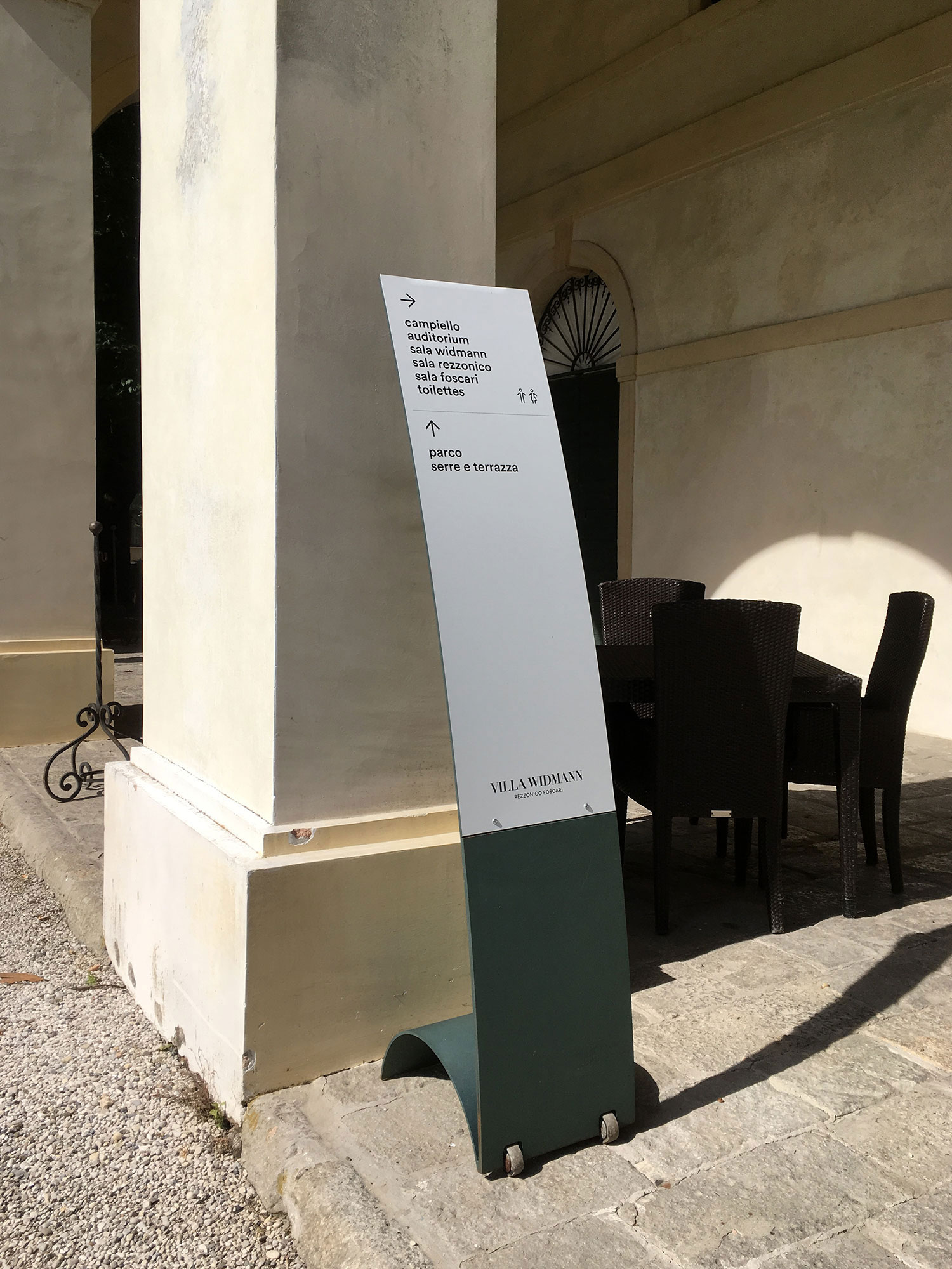 Segnaletica/Wayfinding Villa Widmann Rezzonico Foscari, Totem segnaletico