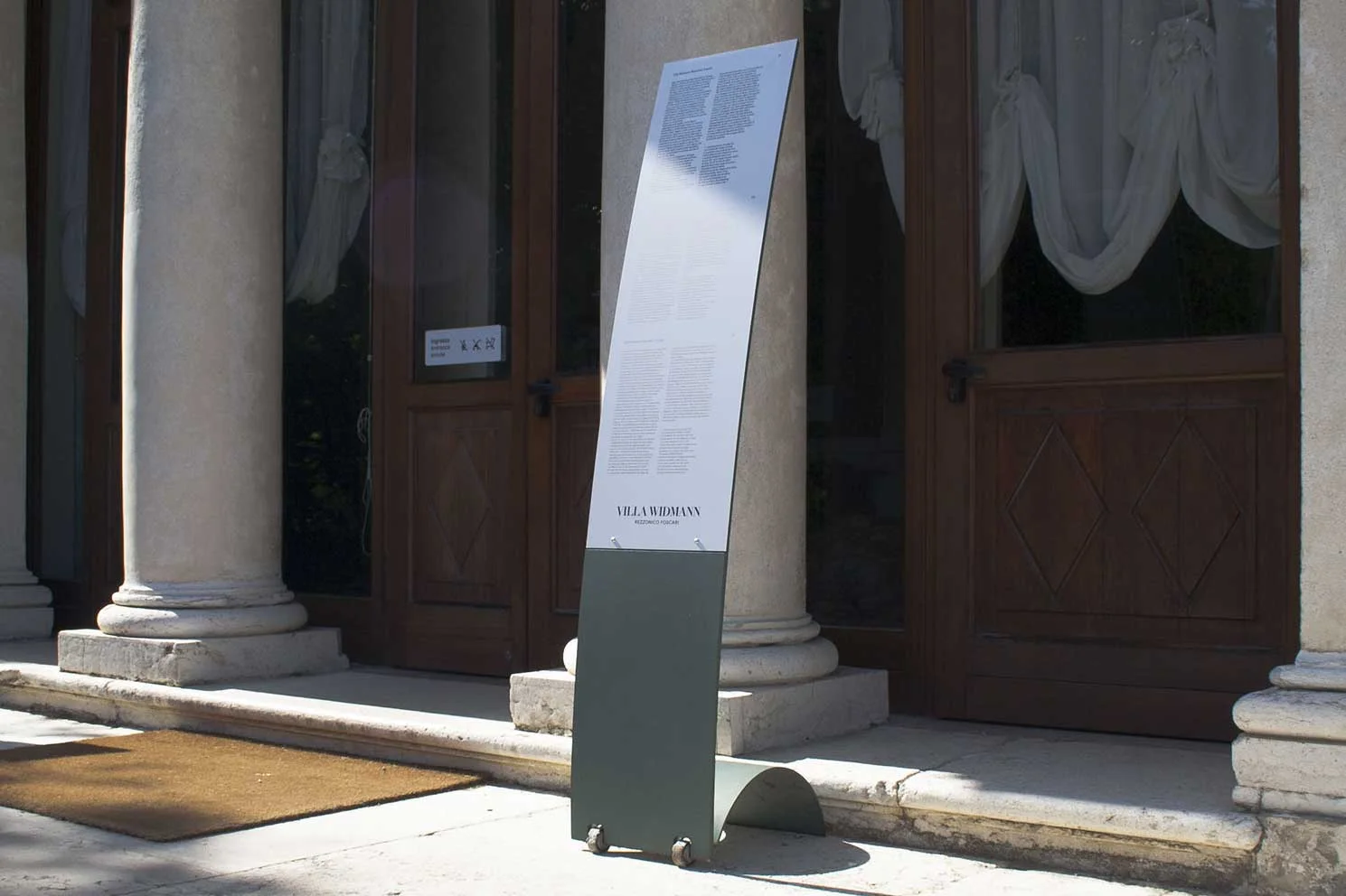 Segnaletica/Wayfinding Villa Widmann Rezzonico Foscari, Totem segnaletico