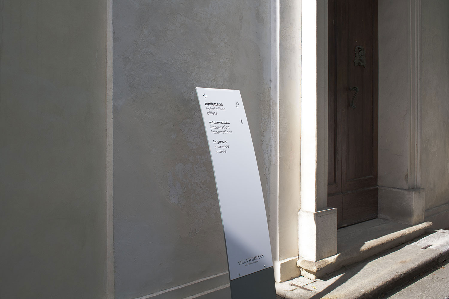 Segnaletica/Wayfinding Villa Widmann Rezzonico Foscari, Totem segnaletico