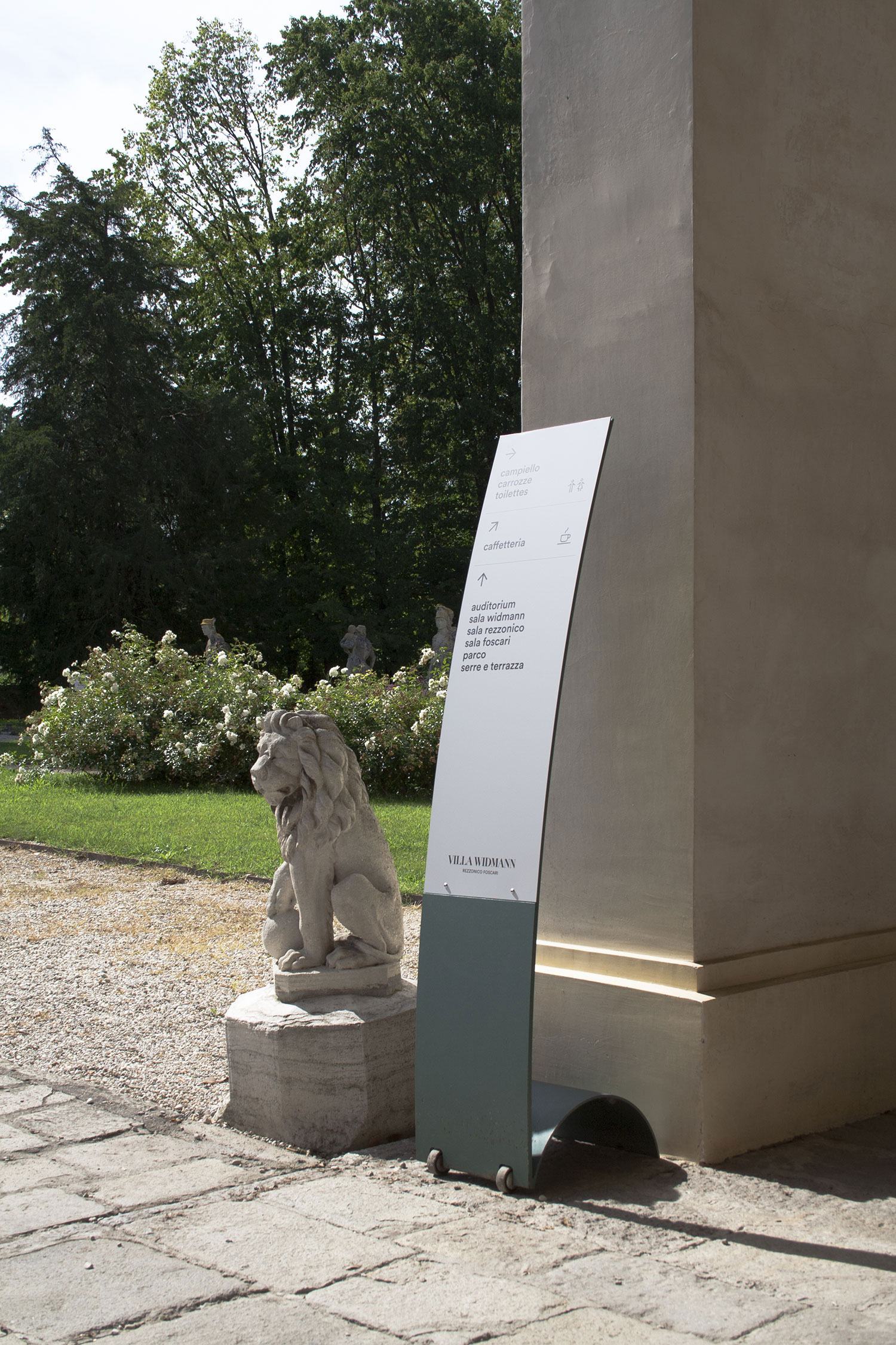Segnaletica/Wayfinding Villa Widmann Rezzonico Foscari, Totem segnaletico