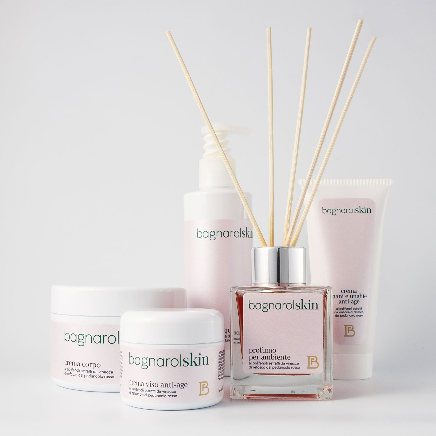 Packaging e  scatti fotografici per i prodotti della linea cosmetica Bagnarolskin, realizzata con gli estratti delle vinacce di Refosco dal Peduncolo Rosso dall’azienda vitivinicola friulana Bagnarol