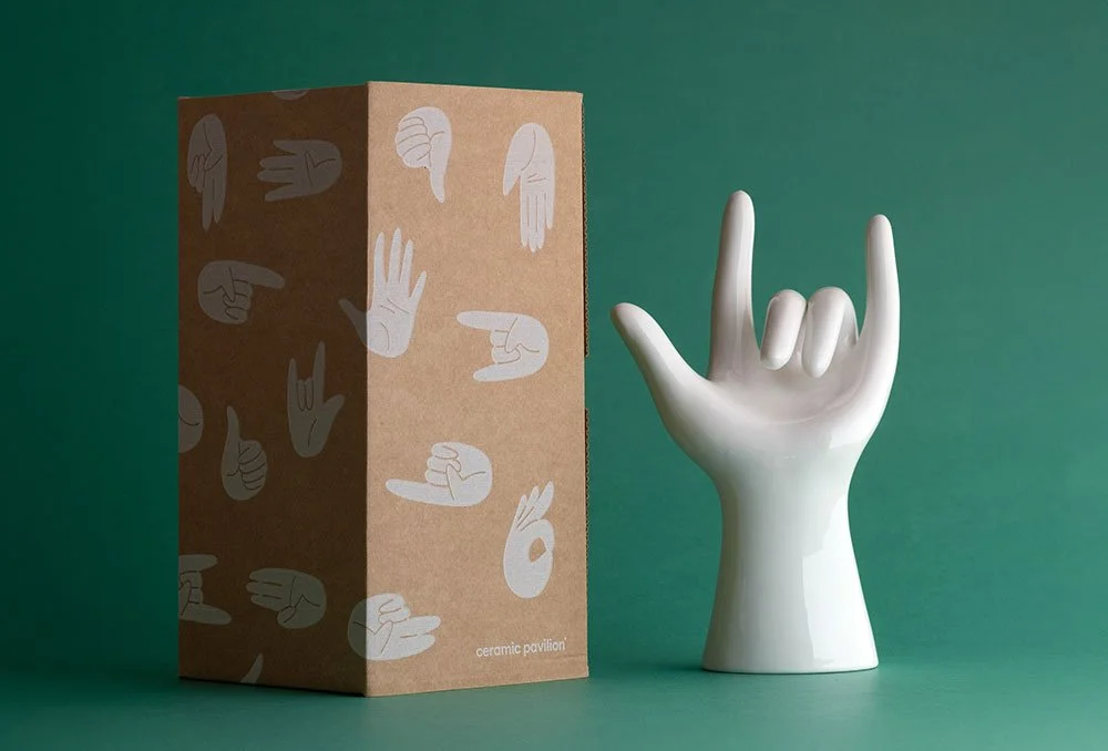 Packaging, fotografie e animazioni per la serie di mani in ceramica Talking Hands di Ceramic Pavilion.