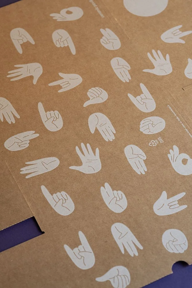 Packaging, fotografie e animazioni per la serie di mani in ceramica Talking Hands di Ceramic Pavilion.