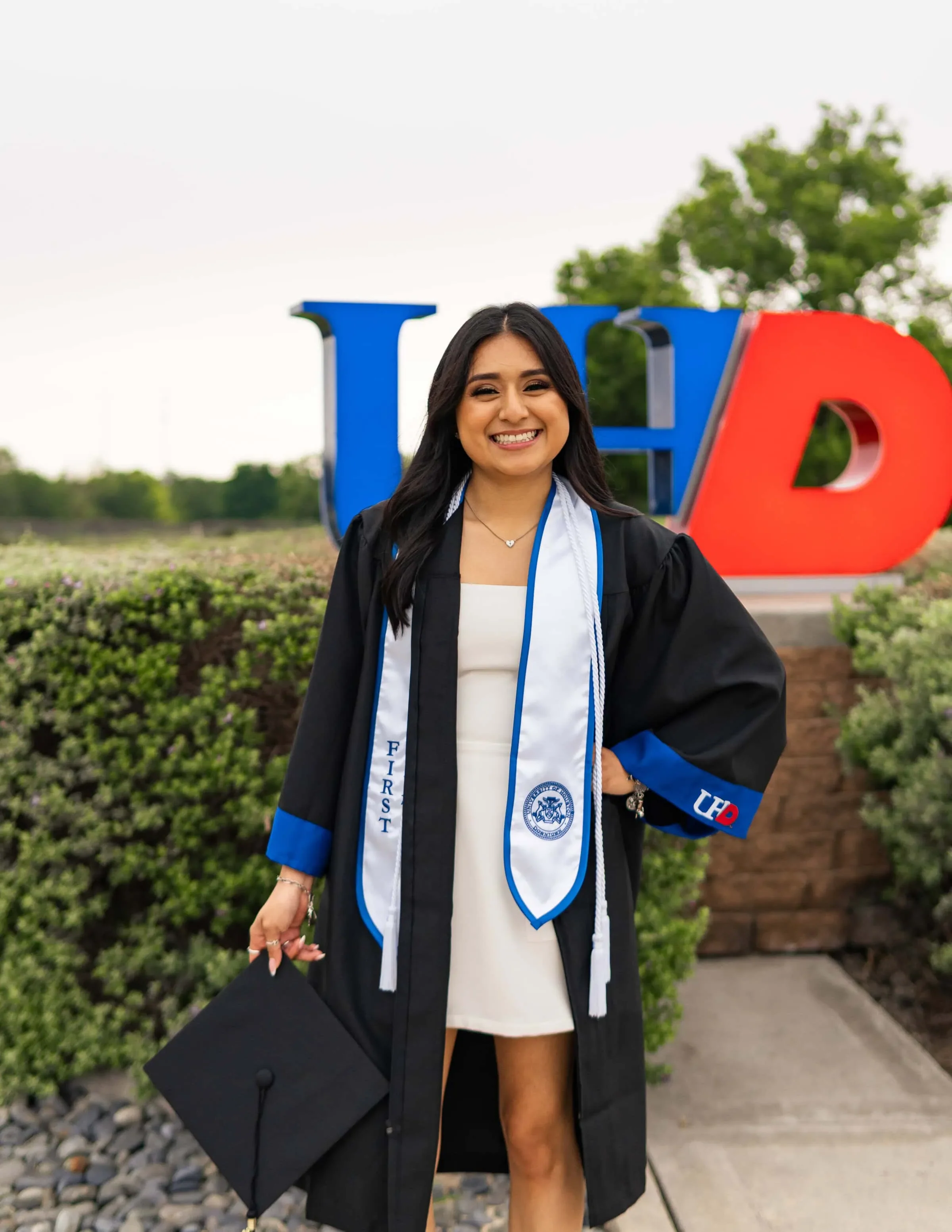 Aylin-Graduation-Photos-17.webp