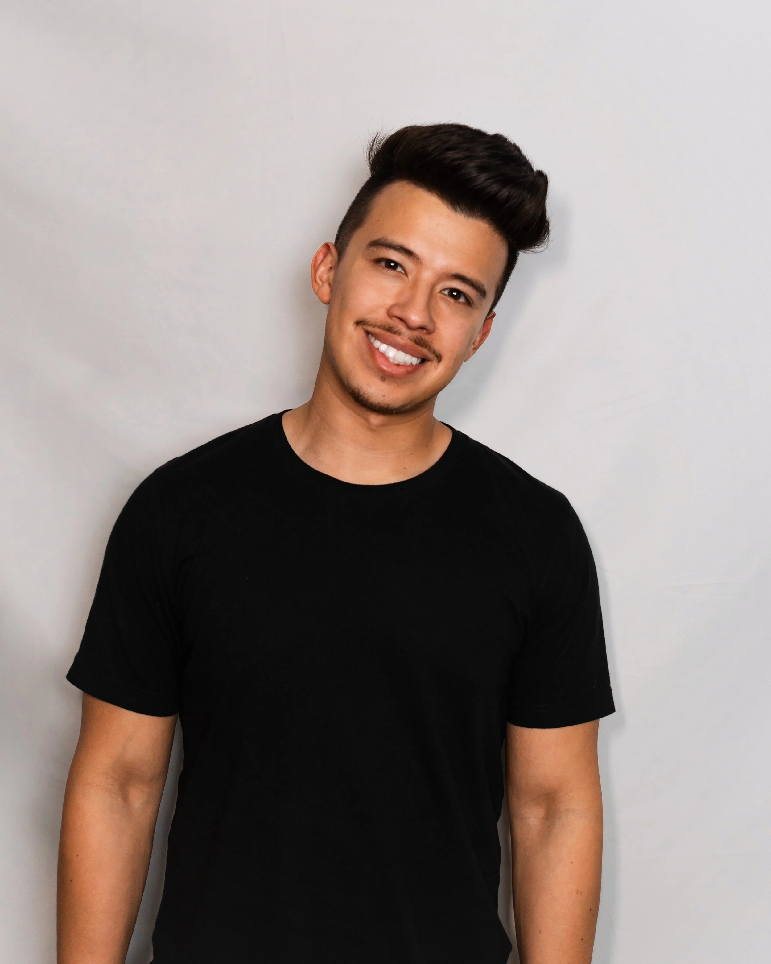 Headshot of Noe, a Houston Photographer who is behind FOTOS By NOE