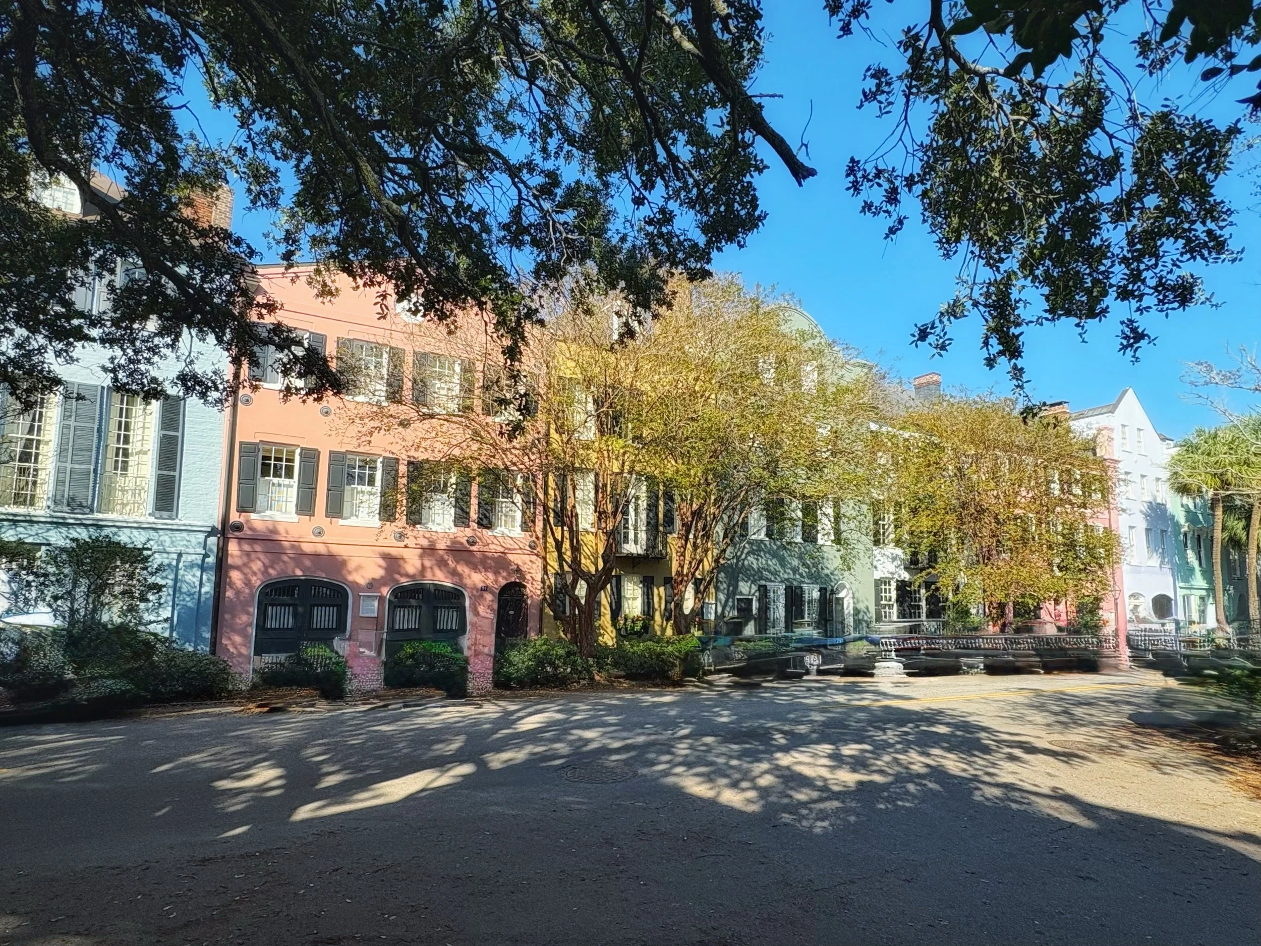 Charleston’s Prettiest Neighborhoods & Streets to Explore
