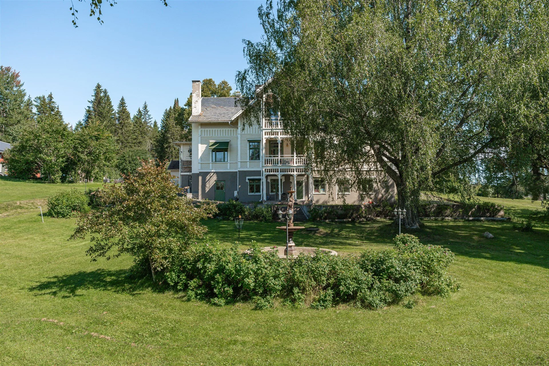 hous and fountain.jpg