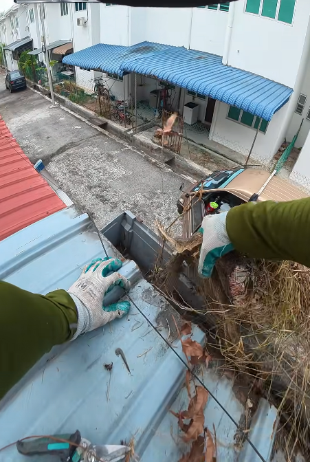 ipoh-gutter-inspection-flashlight-check