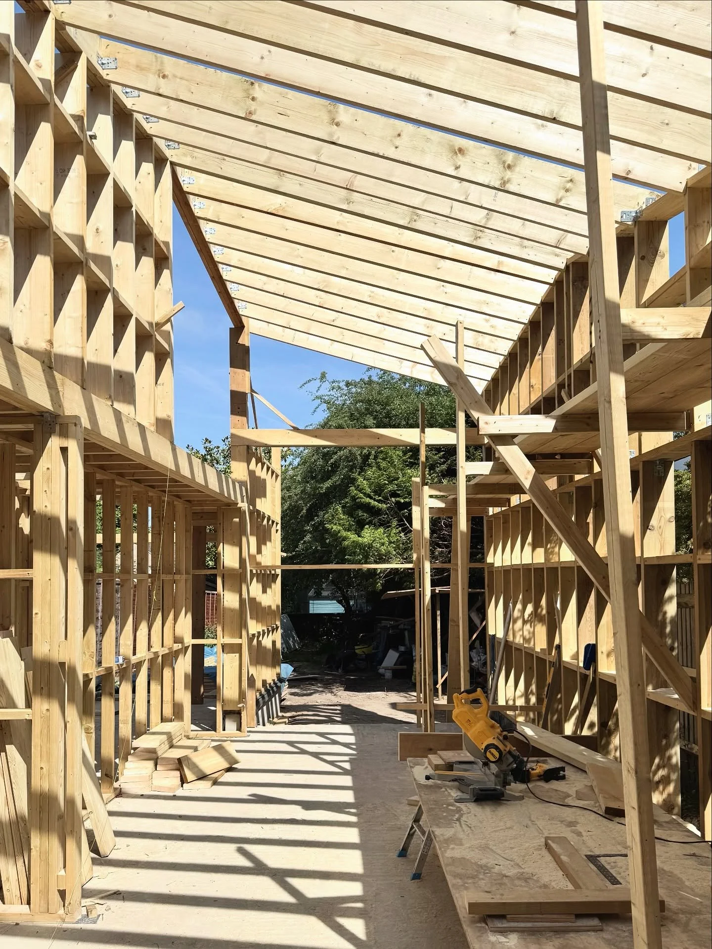 The Bridle Path, Epsom
Site Progress - June 2025
Good work on the structure. The space is starting to reveal its proportions.
⁠
#AmpueroYutronic #ArchitectureSite #WoodStructure #MinimalArchitecture #DesignProcess #SiteProgress #ContemporaryArchitect