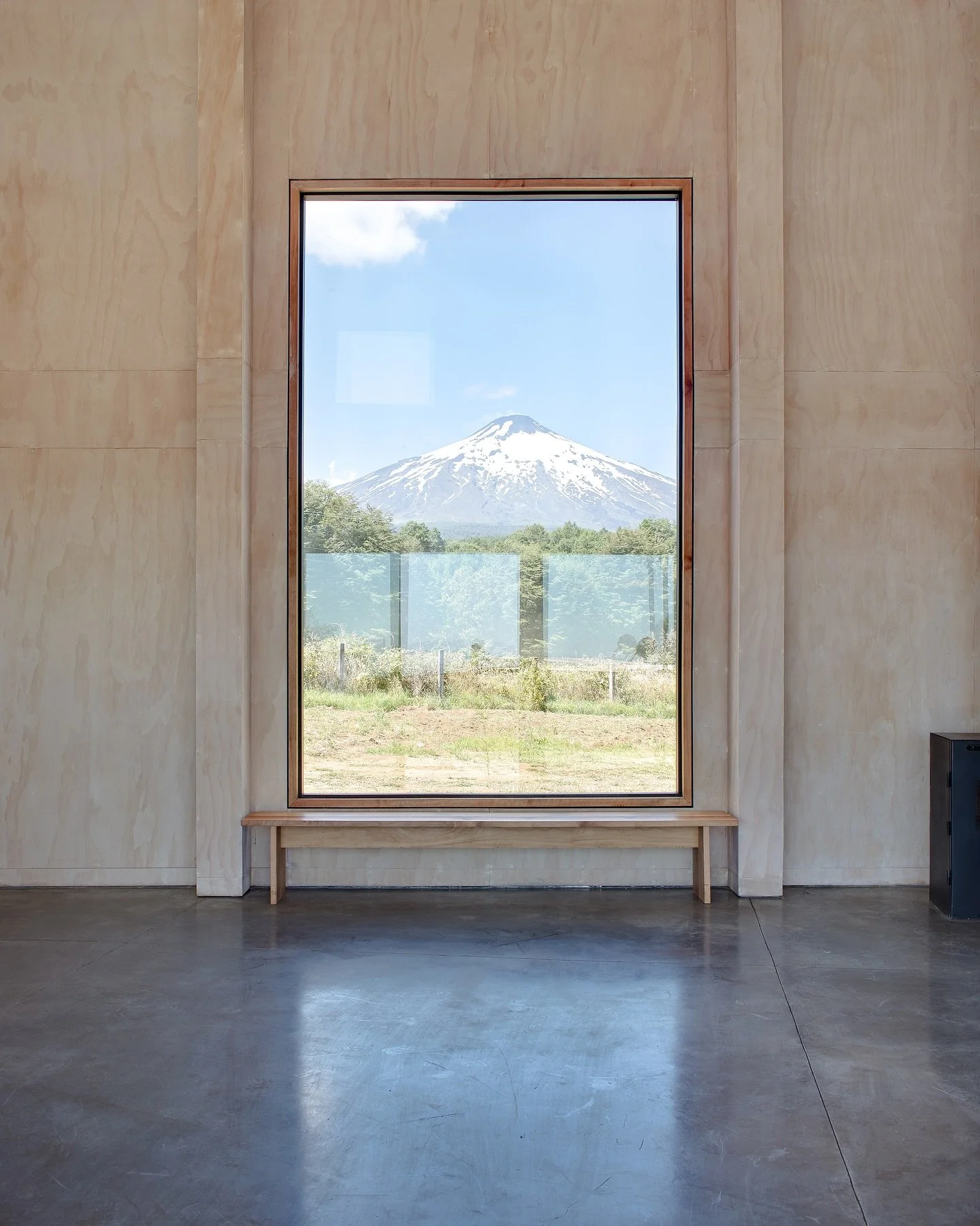 Windows are more than openings&mdash;they are frames for light, nature, and space. From the quiet intimacy of urban courtyards to expansive landscapes, our designs in the UK and Chile embrace simplicity and precision.
.
.
.
 #MinimalArchitecture #fra