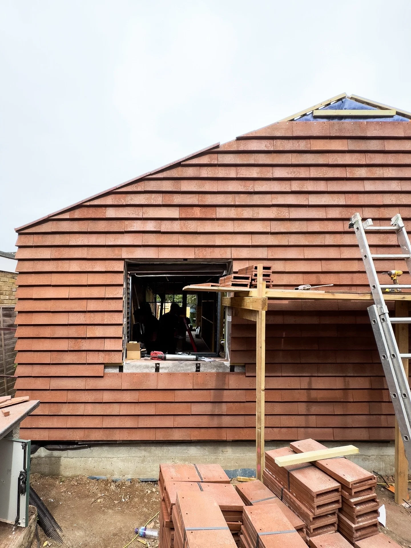 The Bridle Path, Epsom and Ewell, Surrey, UK
New Build - Site progress &ndash; August 2025

Clay tiles on the front facade are taking shape on The Bridle Path.
.
.
.
#AmpueroYutronic #TheBridlePath #SiteProgress #ContemporaryCraft #ClayTileFacade
