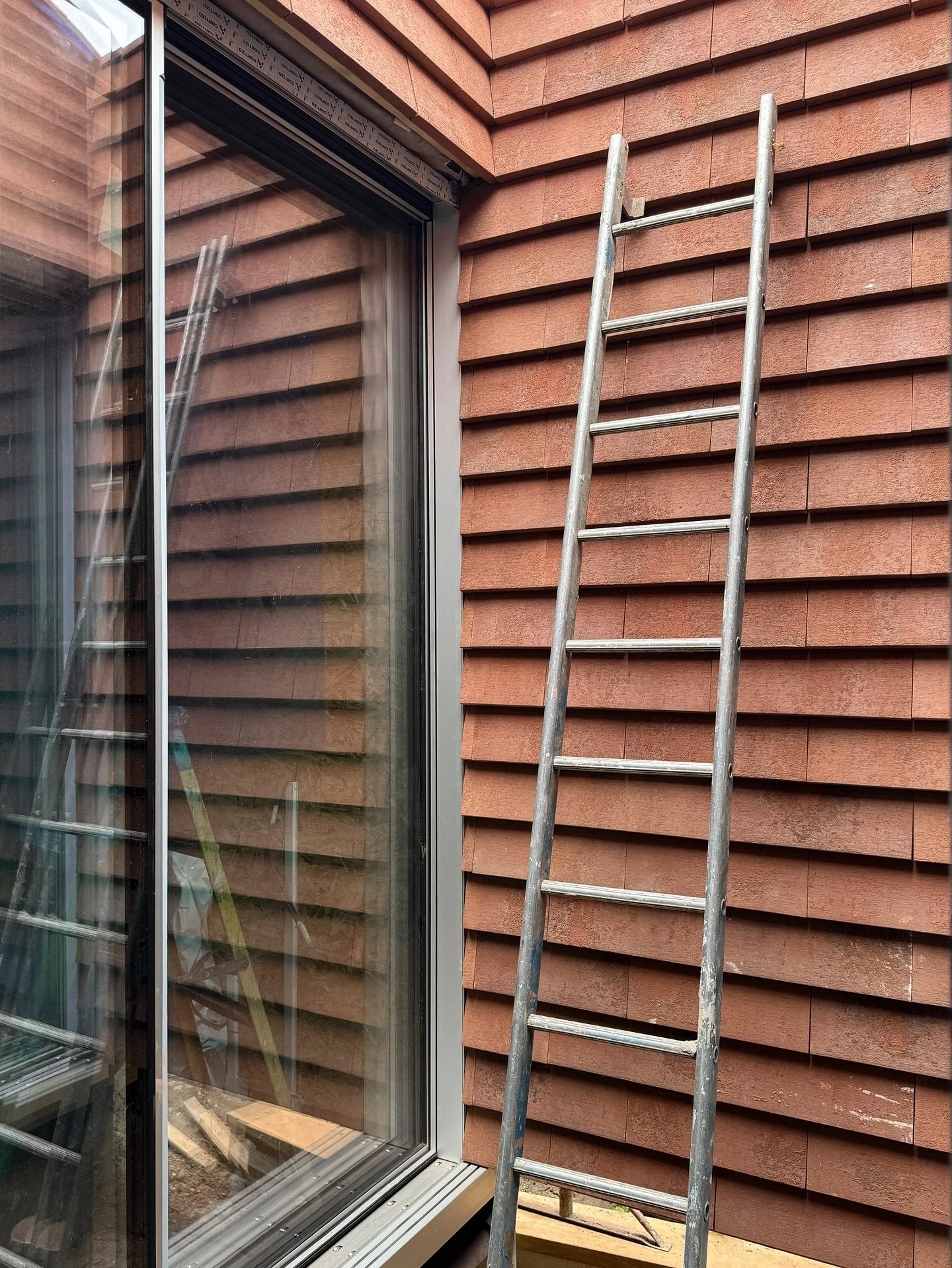 The Bridle Path, Epsom and Ewell, Surrey, UK
New Build - Site progress &ndash; August 2025

External facade and internal courtyard almost complete. All windows installed.
.
.
.
#AmpueroYutronic #TheBridlePath #SiteProgress #ContemporaryCraft #ClayTil