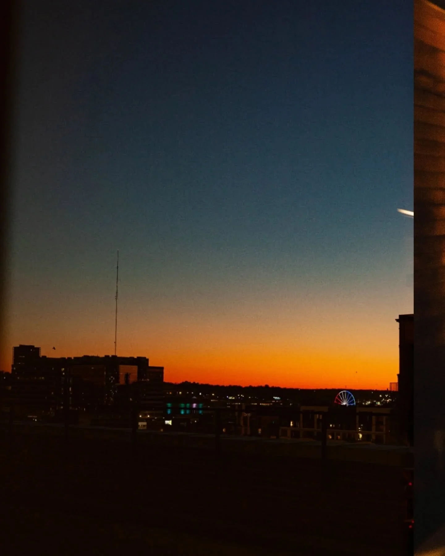 some fun BTS photos from Sunday xx  had a real fun event session and im stoked to share more ! Enjoy these teasers for now 🫶🏻
&bull;
&bull;
&bull;
#kansascity #kcmo #skyline #rooftop #sunset