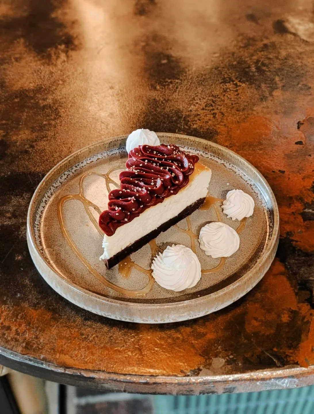 the cutesiest treats to close out this year ✨🎉
&bull;
&bull;
&bull;
#kcmo #bakedwithlove #kansascity #desserts #cheesecake