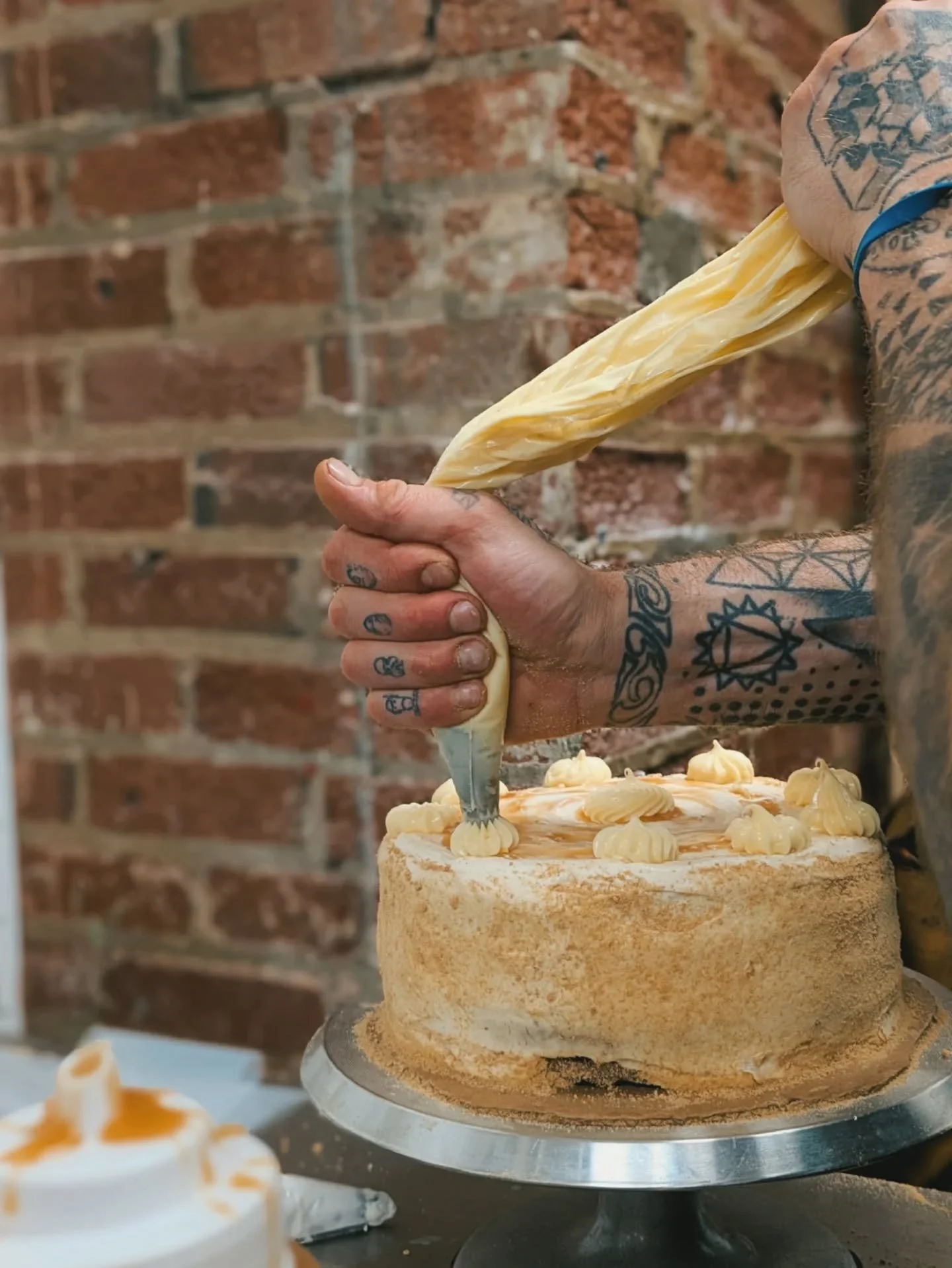 one more post showing off this cake process xx 
&bull;
&bull;
&bull;
&bull;
#bakedwithlovekc #cake