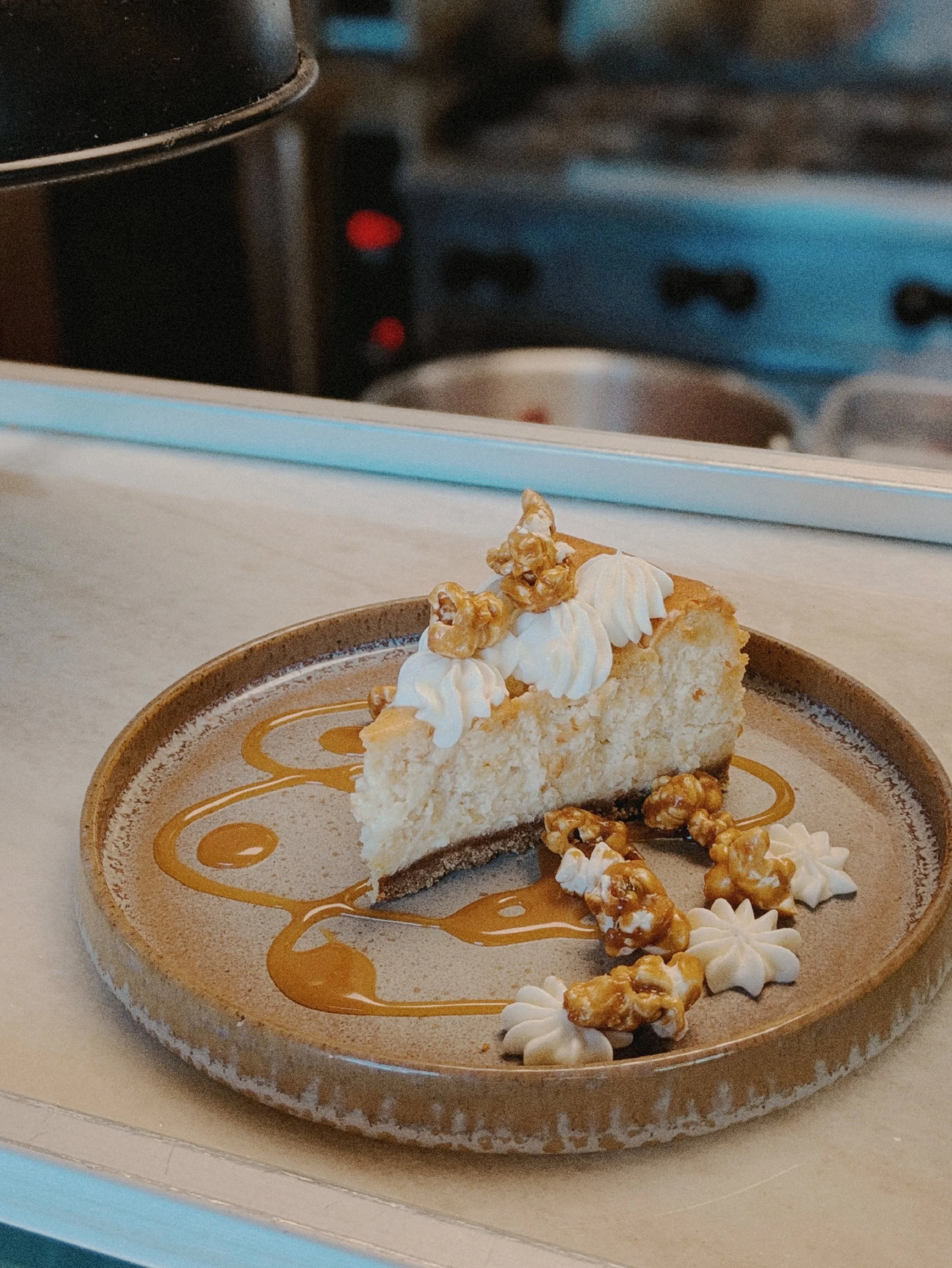 🍿🎂
&bull;
&bull;
&bull;
#kansascityrestaurants #desserts #bakedwithlovekc #cheesecake #caramelcorn