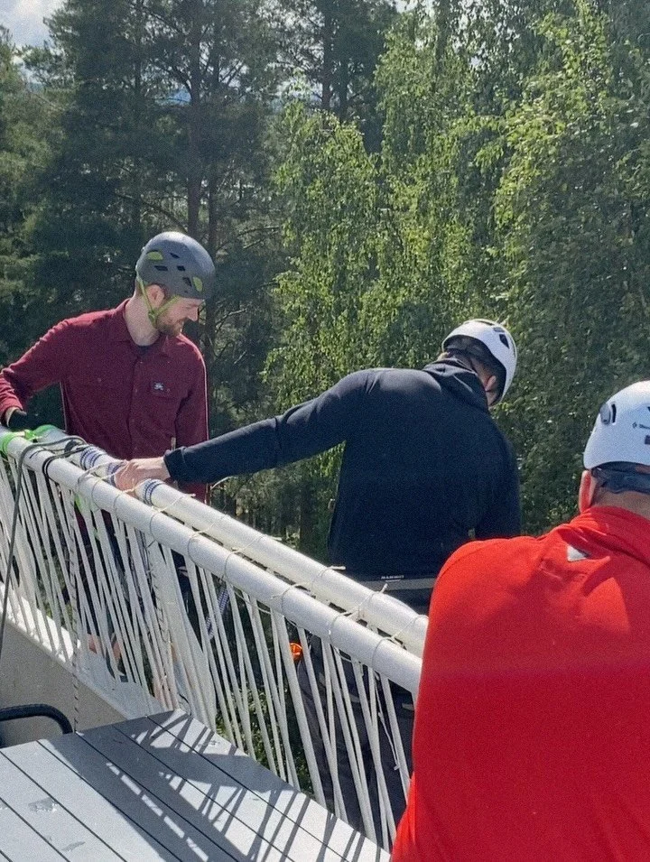T&auml;n&auml;&auml;n Harjun tornilla polttariporukka koki, milt&auml; tuntuu nojata tyhj&auml;n p&auml;&auml;lle 14 metrin korkeudessa. &rdquo;L&auml;ht&ouml; oli pahin, siin&auml; kyll&auml; jalat t&auml;rr&auml;s. Sein&auml;ll&auml; sai jujusta ki