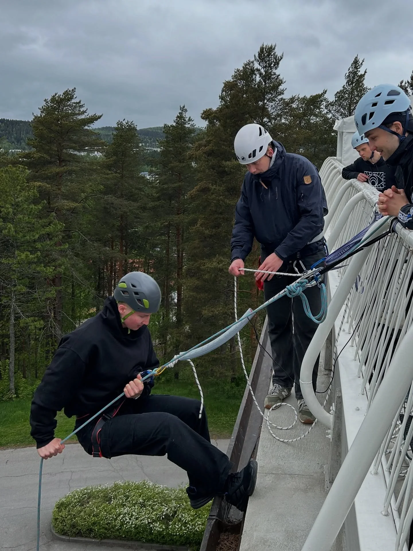 Mielt&auml; kuormittava haaste ei synny vain olosuhteista. Siihen liittyy my&ouml;s hetki, jolloin ymm&auml;rr&auml;t, ettet hallitse kaikkea.

K&ouml;ysilaskeutumisessa ja muissa hallituissa haasteissa voit harjoitella turvallisesti kontrollin rajal