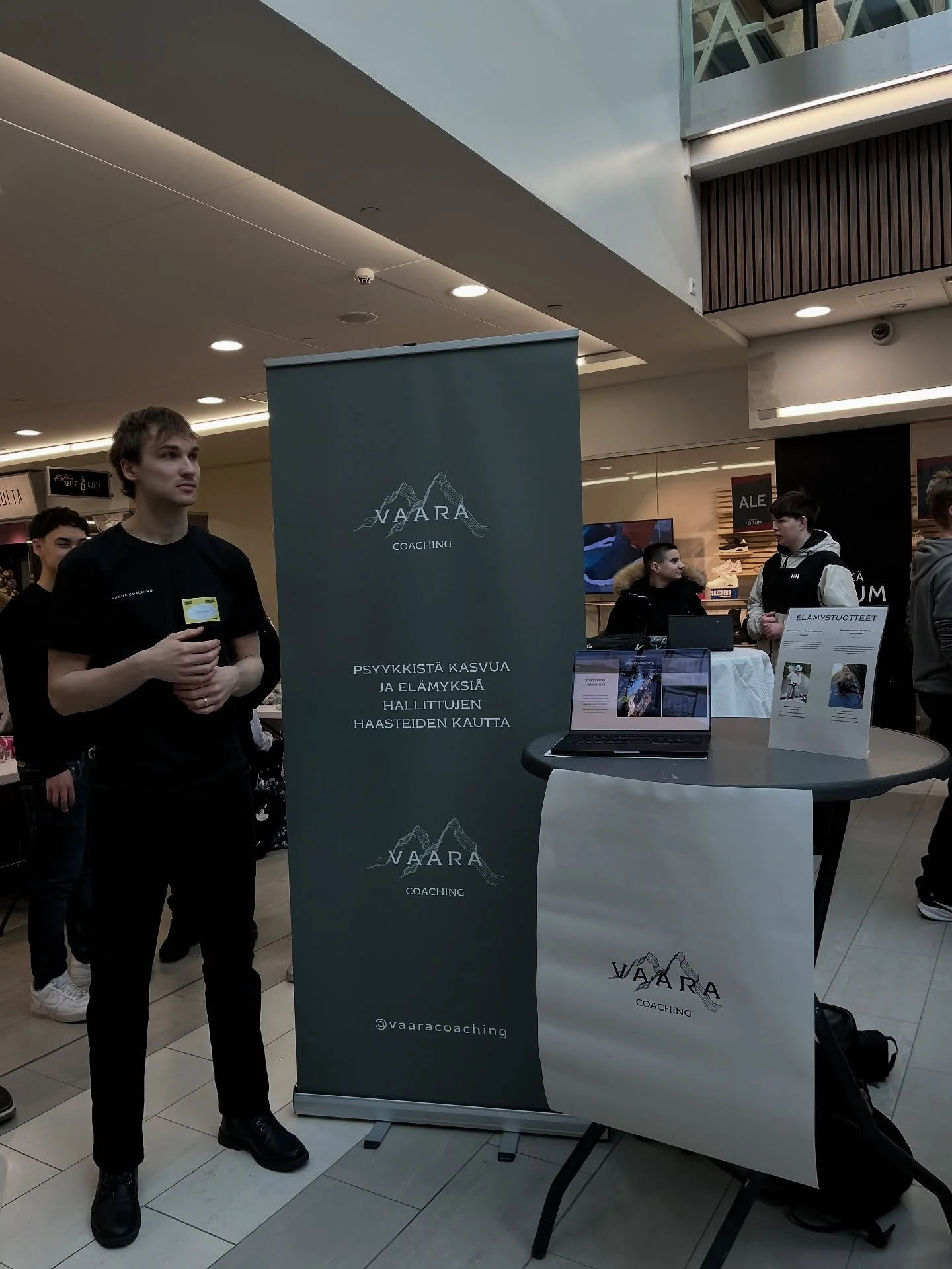 Valmennusfilosofiamme ytimess&auml; on ajatus siit&auml;, ett&auml; psyykkisi&auml; taitoja ei opita pelk&auml;st&auml;&auml;n luennoilla. Niiden kehittymiseen tarvitaan my&ouml;s k&auml;yt&auml;nn&ouml;n kokemus. Sama p&auml;tee yritt&auml;jyyteen: 