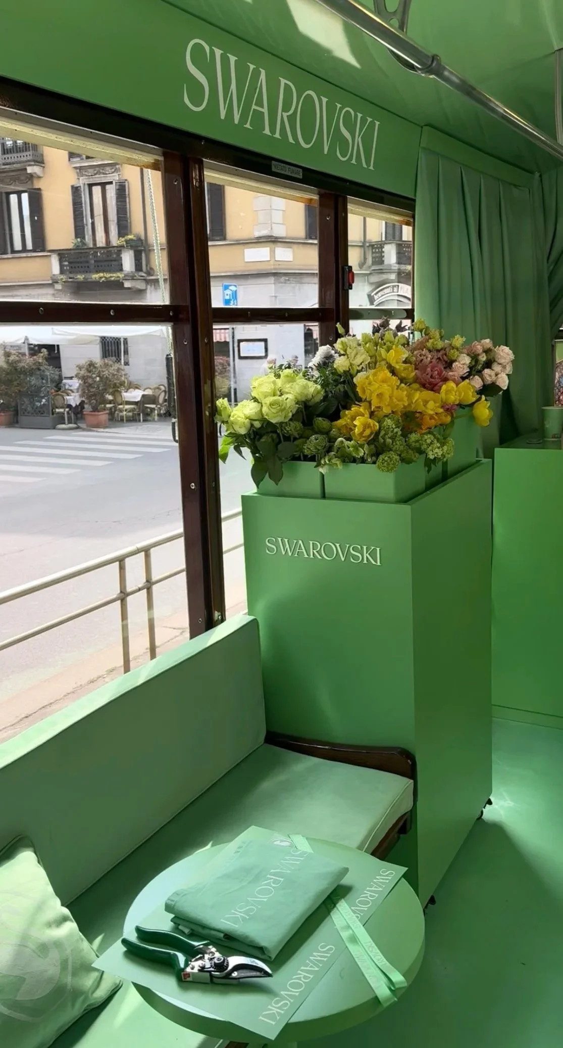 Workshop floreale per Swarovski a bordo del tram