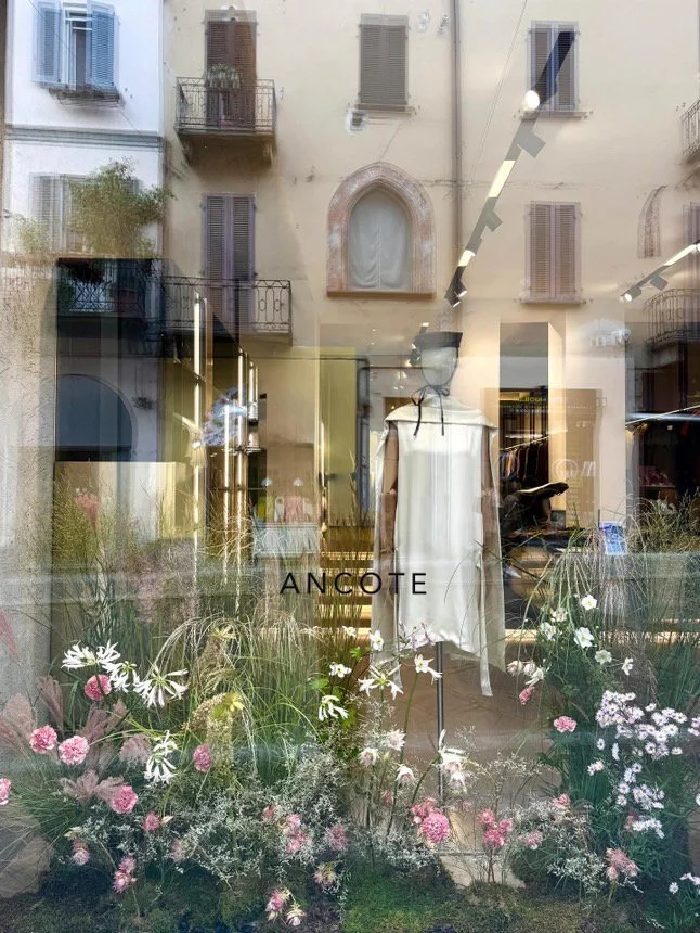 Albasser Studio allestimento botanico vetrina boutique Ancote Pavia