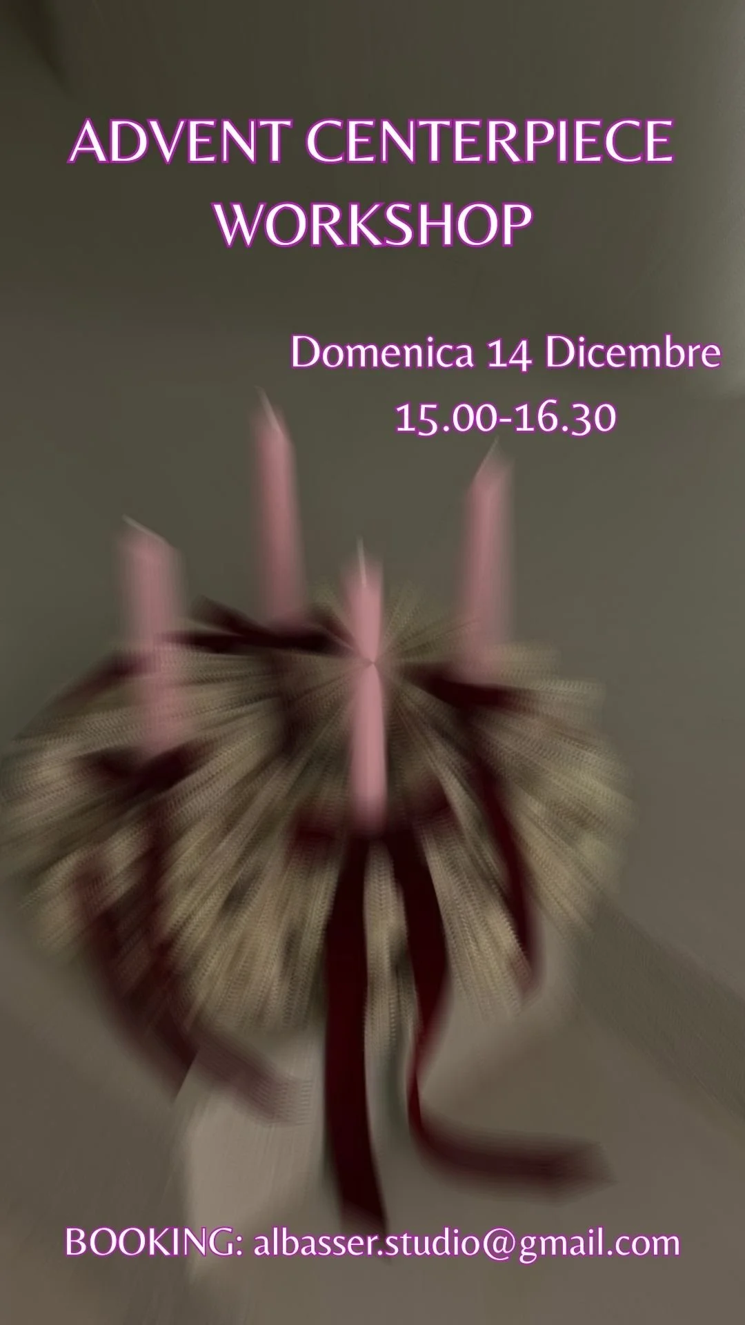 Poster promozionale per un workshop di decorazioni natalizie, con una decorazione di Natale sfocata sullo sfondo e testo in viola che invita all'evento.