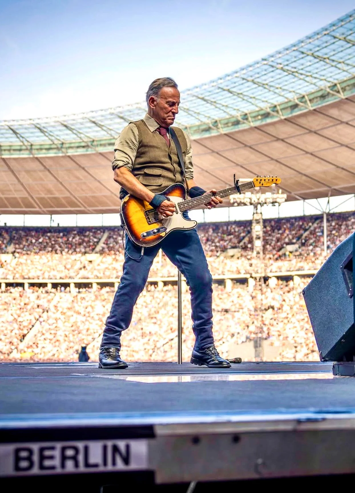 Bruce! Wha...?! Just cuz this image crossed my screen while editing. He's burnin' up Europe on tour.
A very good man.