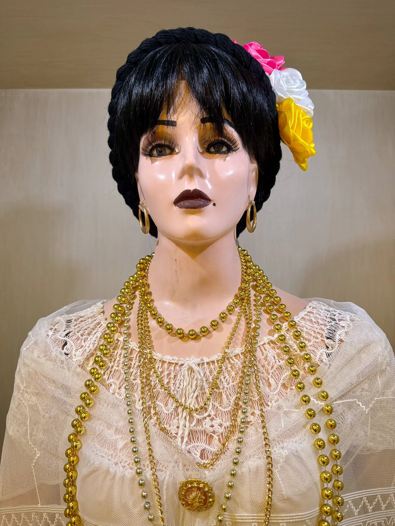 "Jarocha's Dress" — in a life-size display at the Hotel Veracruz. Of Spanish origin, it evolved by replacing the dark and heavy fabrics with lighter fabrics like cotton, muslin and organdie.