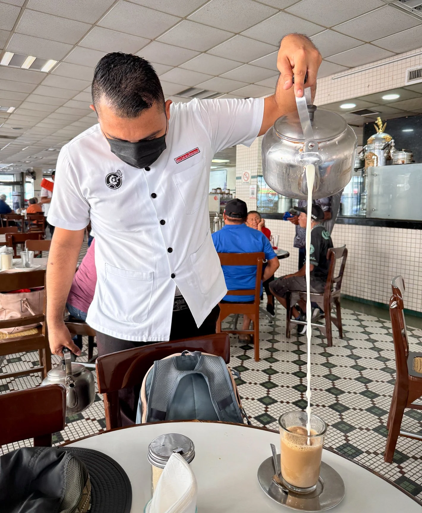 A skilled "lechero" - milk pourer - puts the finishing touches on a latte.
Café La Parroquia de Veracruz