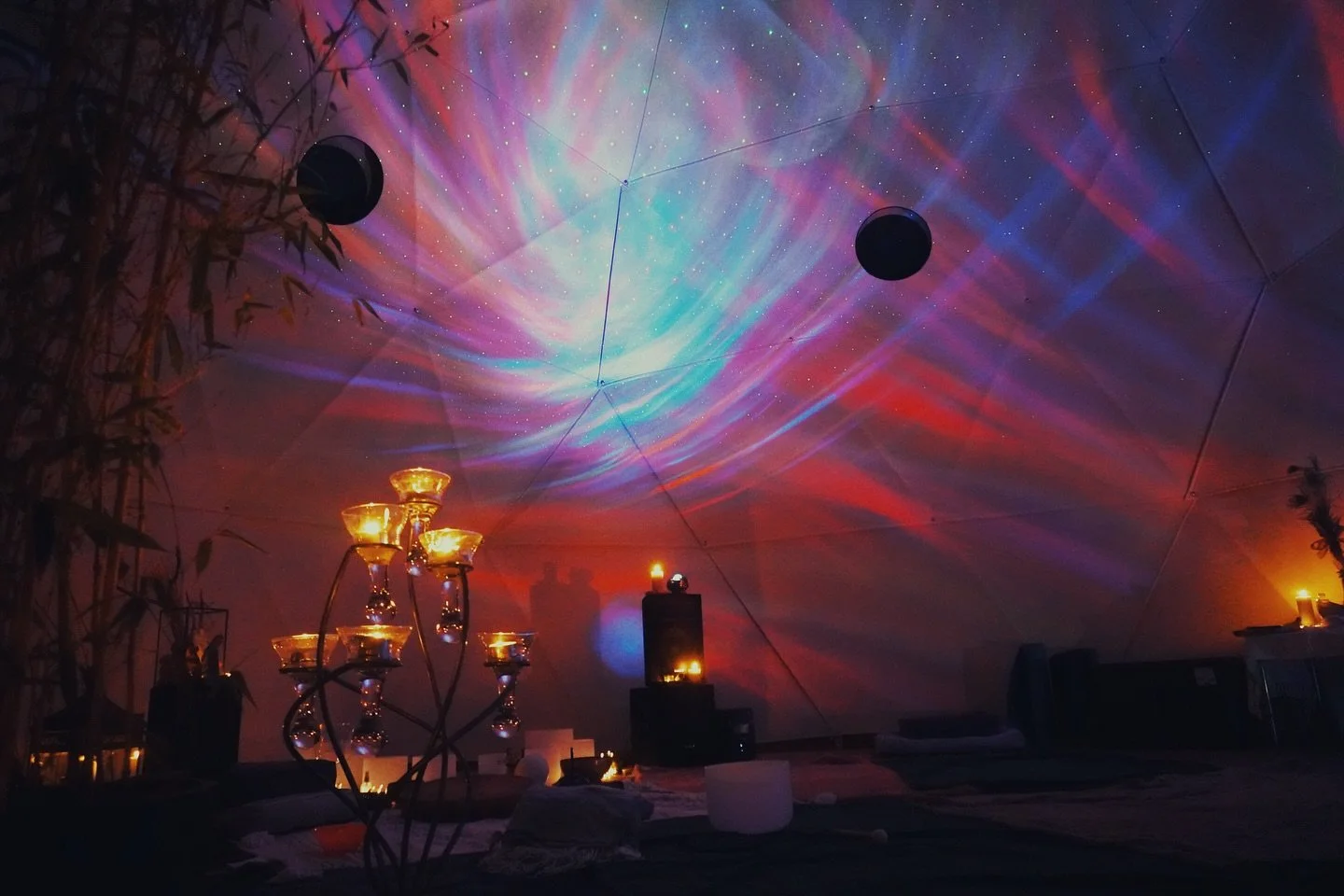 Thank you as always to @findjoyinyourjourney8 for creating the sounds of another beautiful SOUNDJOURNEY.

Participants arrived to @lunarlakes.uk to settle-in at sunset, melted into the vibration of the bowls, and re-emerged into a psychedelic dome in