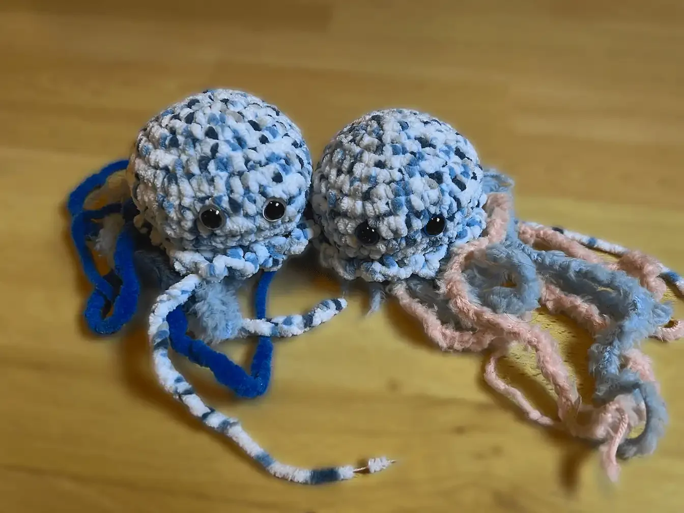 petites méduses en crochet faites par Aurore Durdu