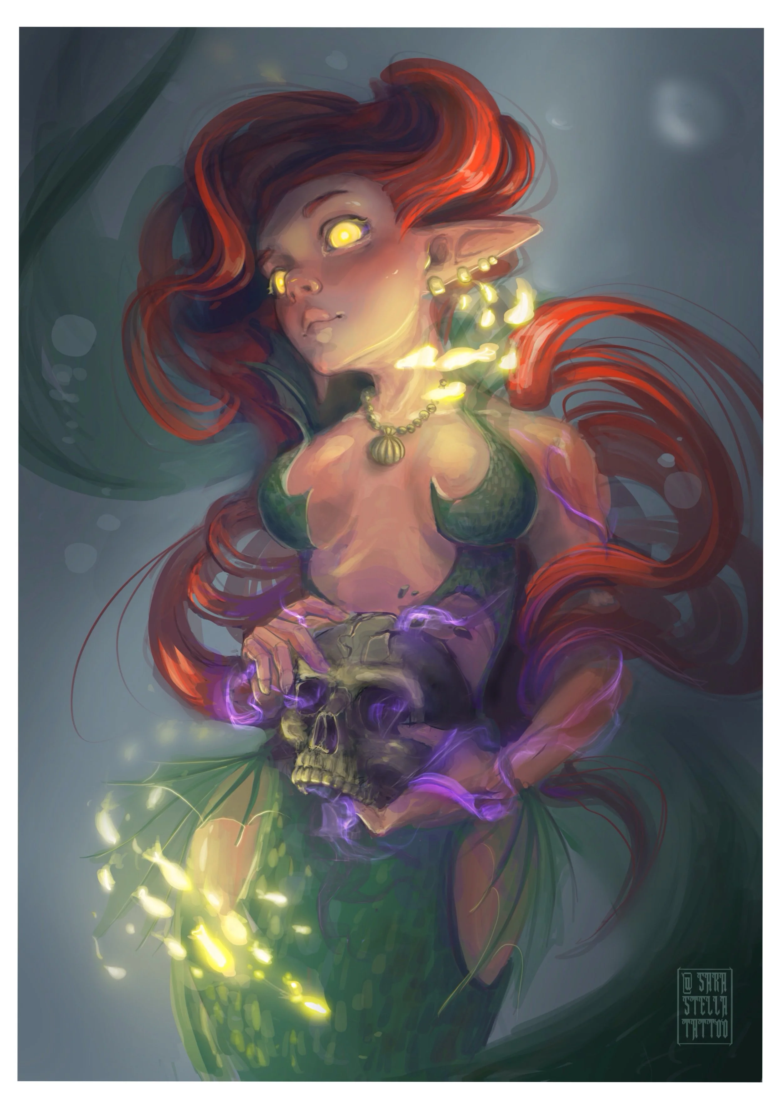 Une sirène aux cheveux longs et roux tenant un crâne, entourée de lumière verte et violette, avec des oreilles pointues et des yeux lumineux.