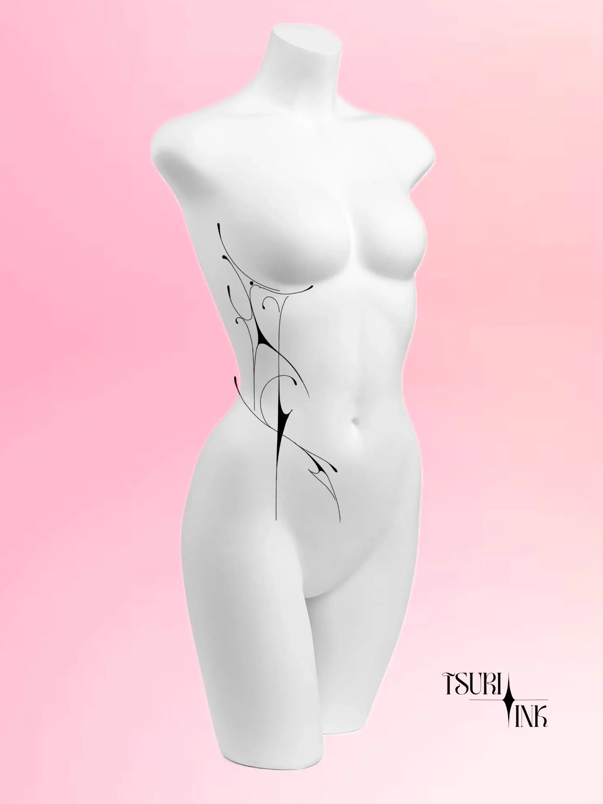 Mannequin féminin blanc sans tête avec un design tatouage noir stylisé sur le côté gauche du corps, fond rose clair, logo 'TSURA INK' en bas à droite.