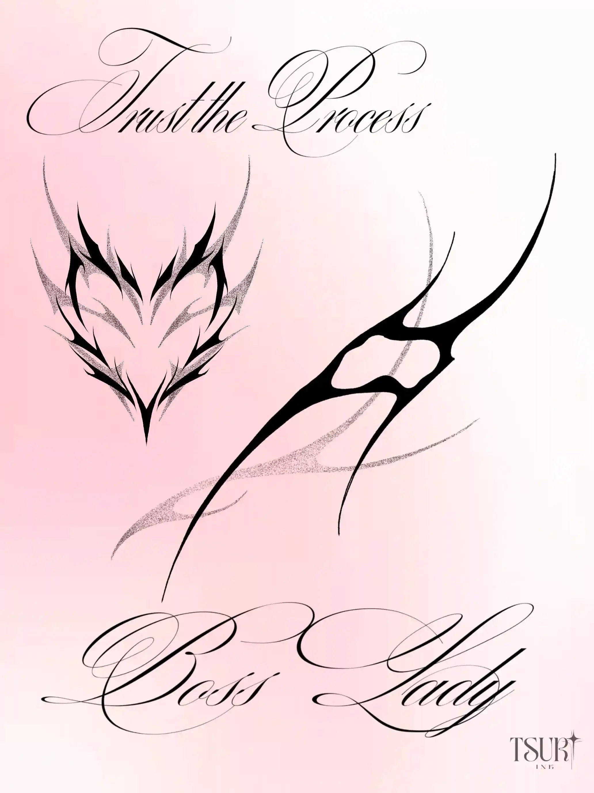 Une image avec un texte en cursive : « Trust the Process » en haut, un design de tatouage noir au centre, et « Boss Lady » en bas. Il y a aussi le logo « TSUR INC » en bas à droite.