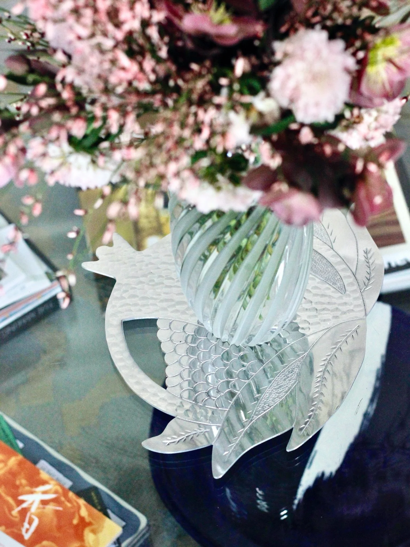 Our centrepieces, handcrafted to hold more than just heat 🌸