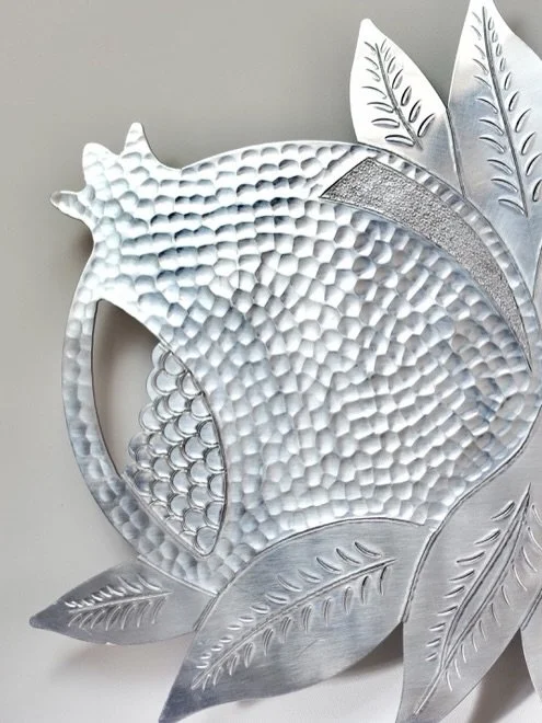Notre sous-plat de pr&eacute;sentation &lsquo;Double Grenade&rsquo;! 🍽️ Soigneusement fabriqu&eacute; &agrave; la main, il embellit vos moments de partage, que ce soit autour d&rsquo;un d&icirc;ner d&eacute;contract&eacute; ou pour une occasion sp&e