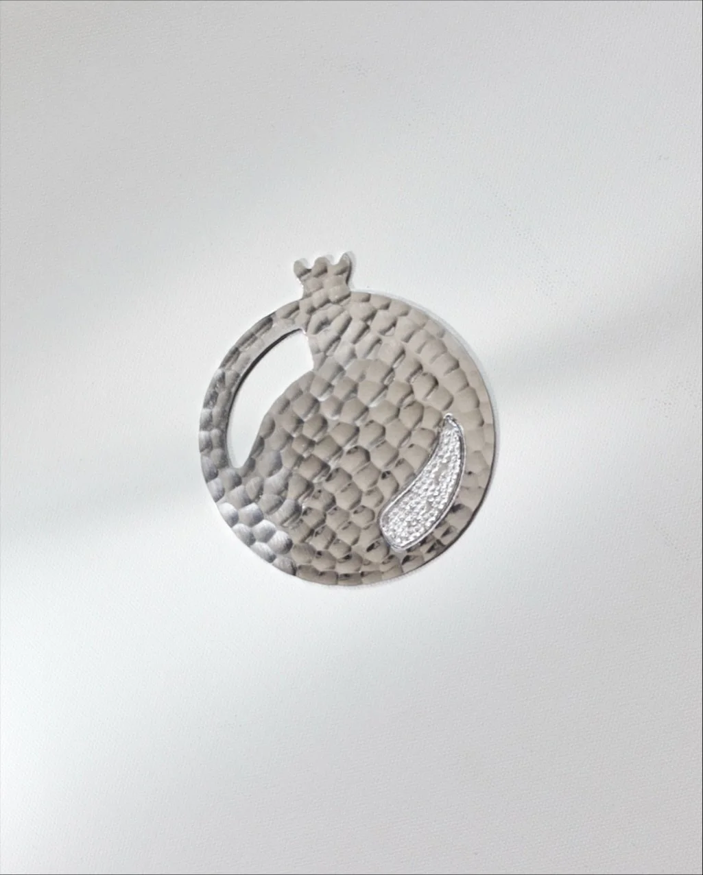 Donnez du peps &agrave; vos ap&eacute;ros avec notre s&eacute;rie de quatre sous-verres &lsquo;Grenade&rsquo;! 🍹 Faits &agrave; la main en aluminium, ils prot&egrave;gent vos tables en ajoutant une touche de style &agrave; vos moments entre amis ou 