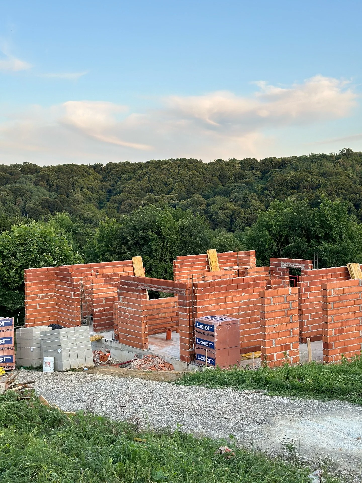 Property #1 - Betoniranje ploče i zidanje 🧱