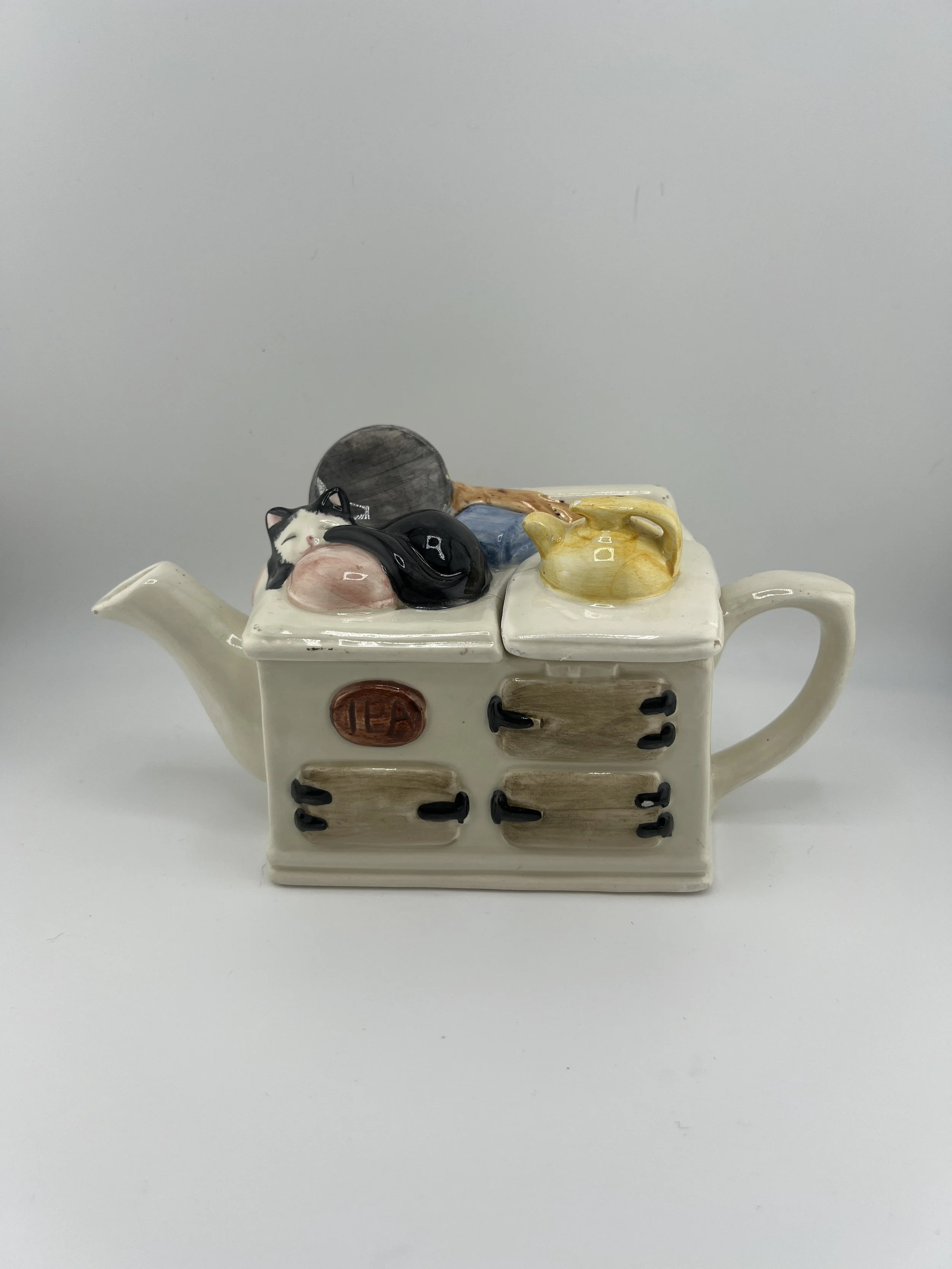 The Sleeping Cat Teapot