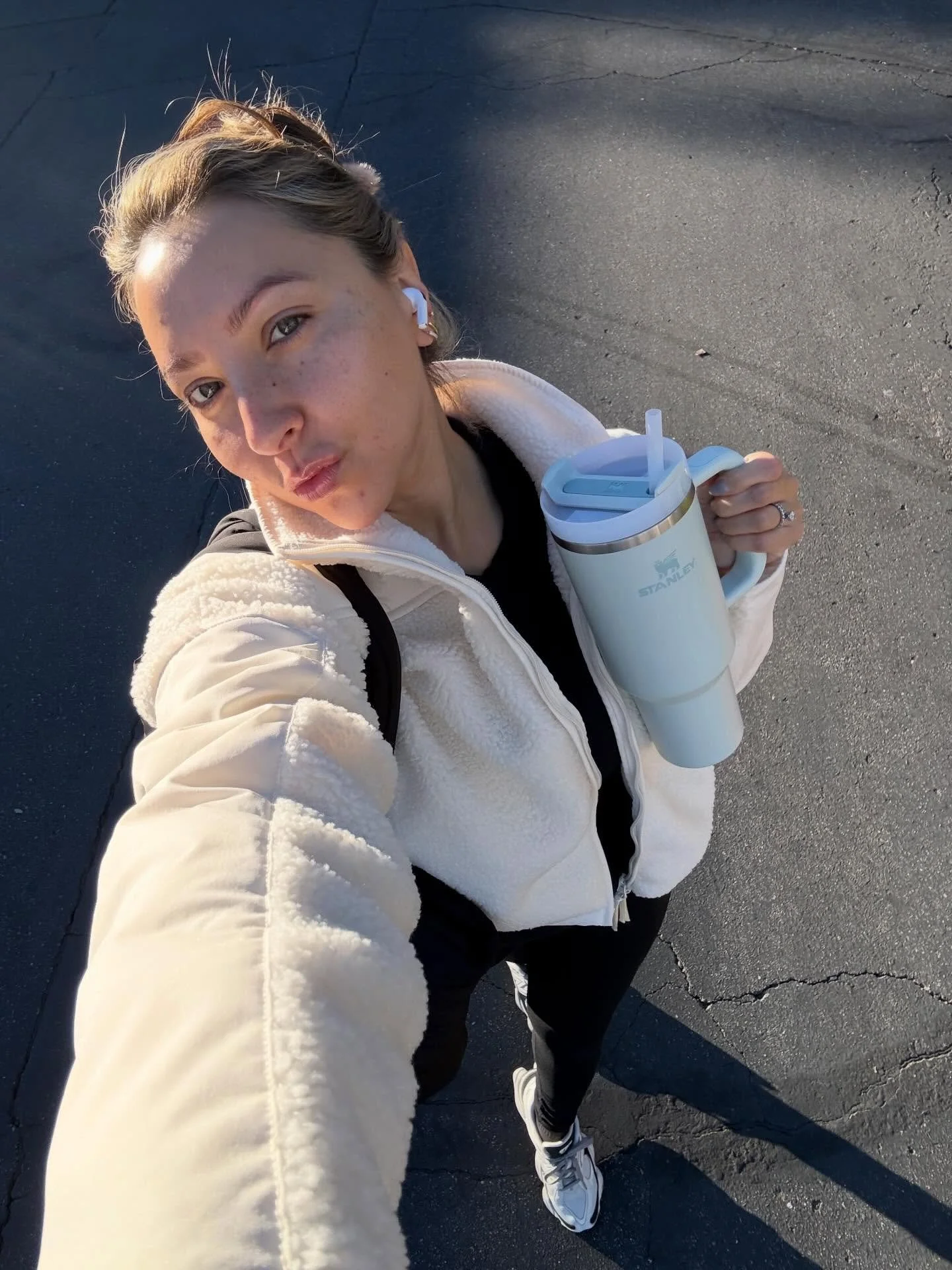 Life lately&hellip; a little bit of everything.
Family, memories, routines, workouts, work, small joys ✨ and also moments that remind you how fragile life really is. 💛

This past Friday, one of my mom&rsquo;s siblings passed away, and it&rsquo;s bee