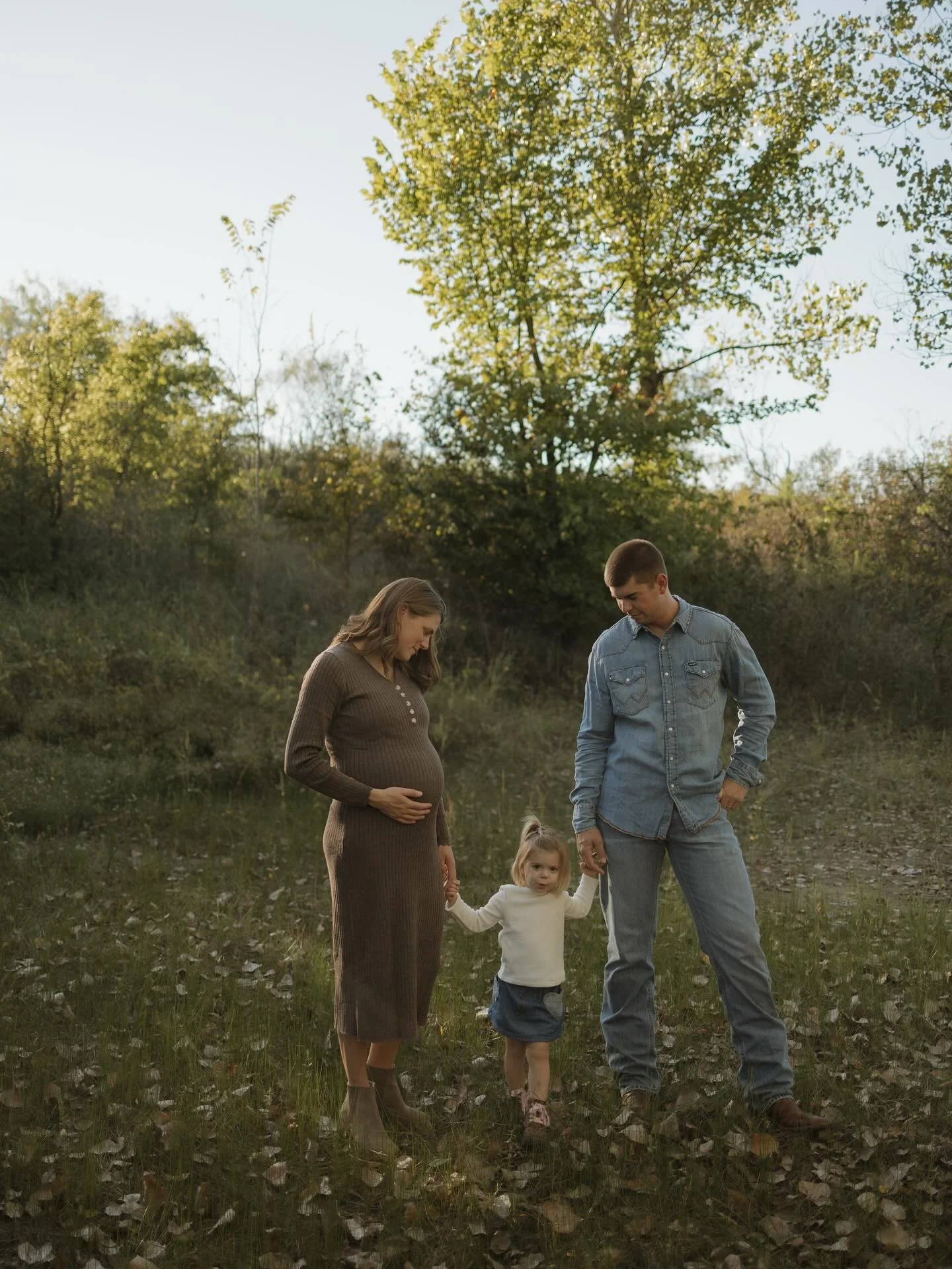 What a joy filled weekend of fall minis! Soooo many photos to look through, but for now enjoy this sneak peek of the smiths before they&rsquo;re a family of four 🥲 endlessly grateful to be trusted with these memories.