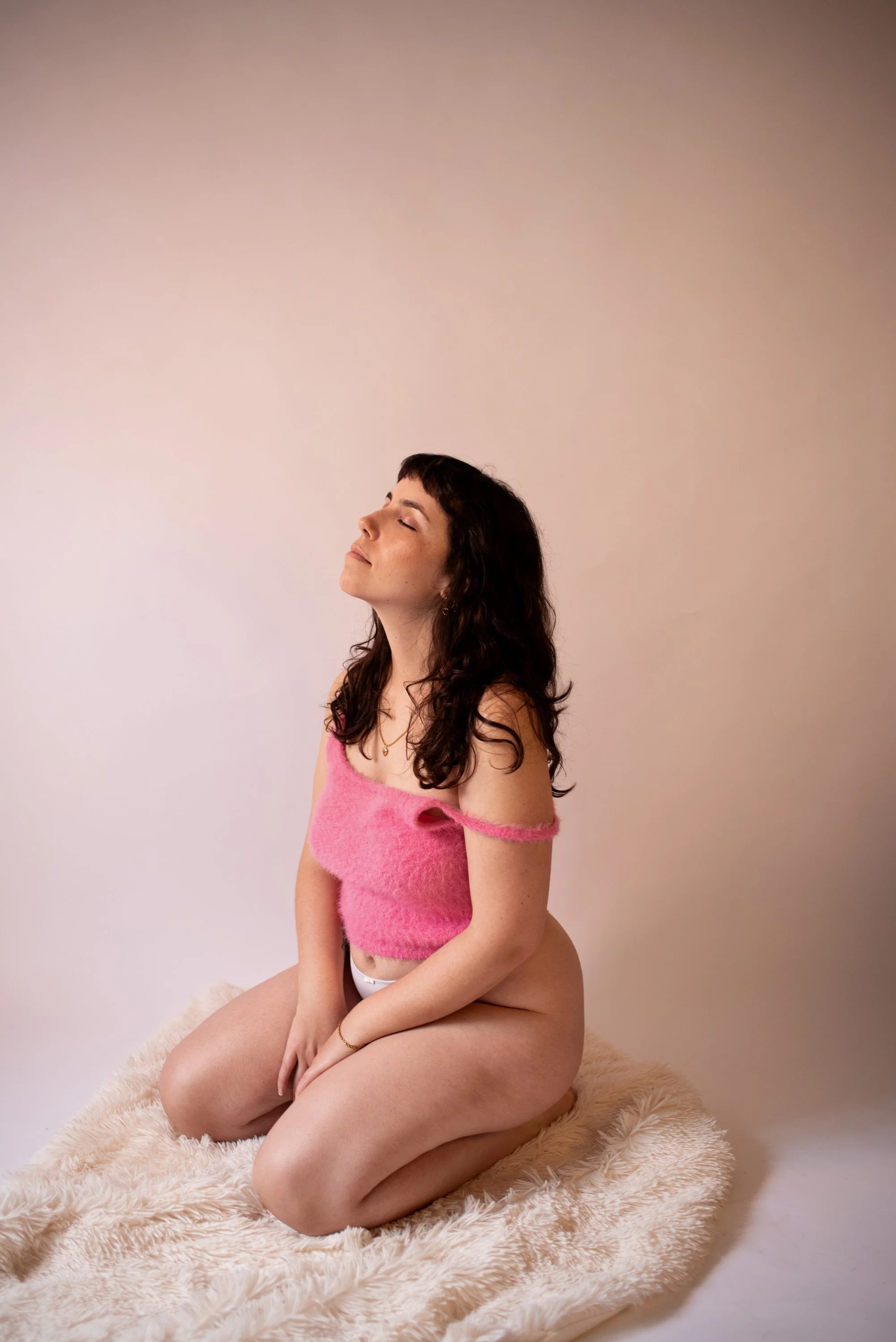 Elegant boudoir photography capturing intimacy, sensuality, and empowerment. Explore my portfolio of studio, outdoor, and lifestyle sessions designed to highlight natural beauty and confidence.